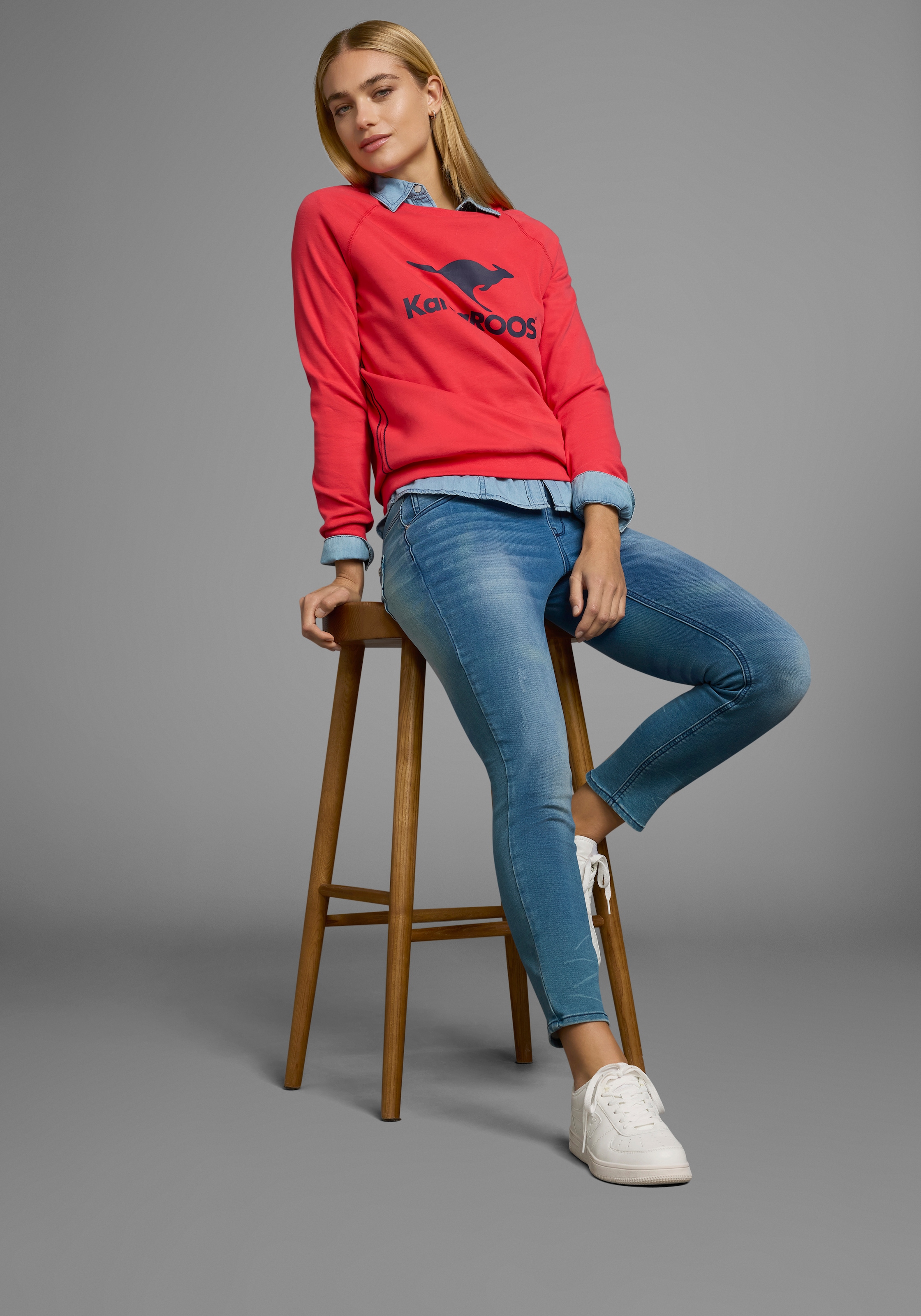 KangaROOS Sweatshirt, Langarm, figurumspielender Schnitt, mit Print, Rundhalsausschnitt