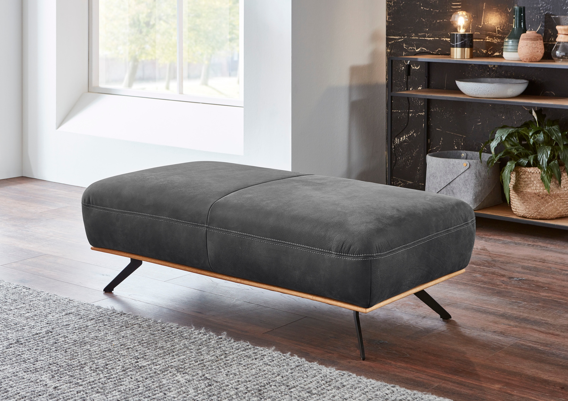 Die PlanBar Hocker »PN-EM18063 Breite 135« hochwertige Kaltschaumpolsterung, stylische Metallfüße