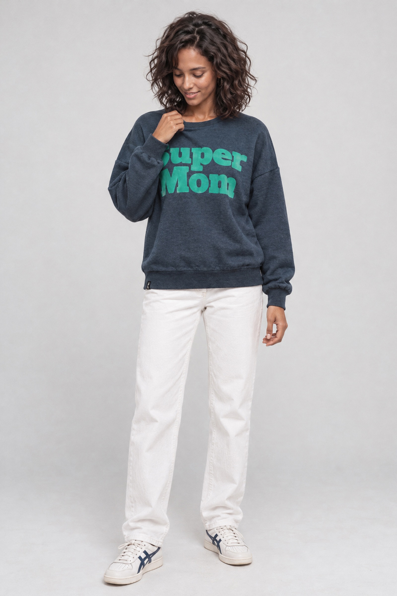 Alife & Kickin Sweatshirt , Zweizeilige Flockdruck-Optik auf der Brust, überschnittene Schultern
