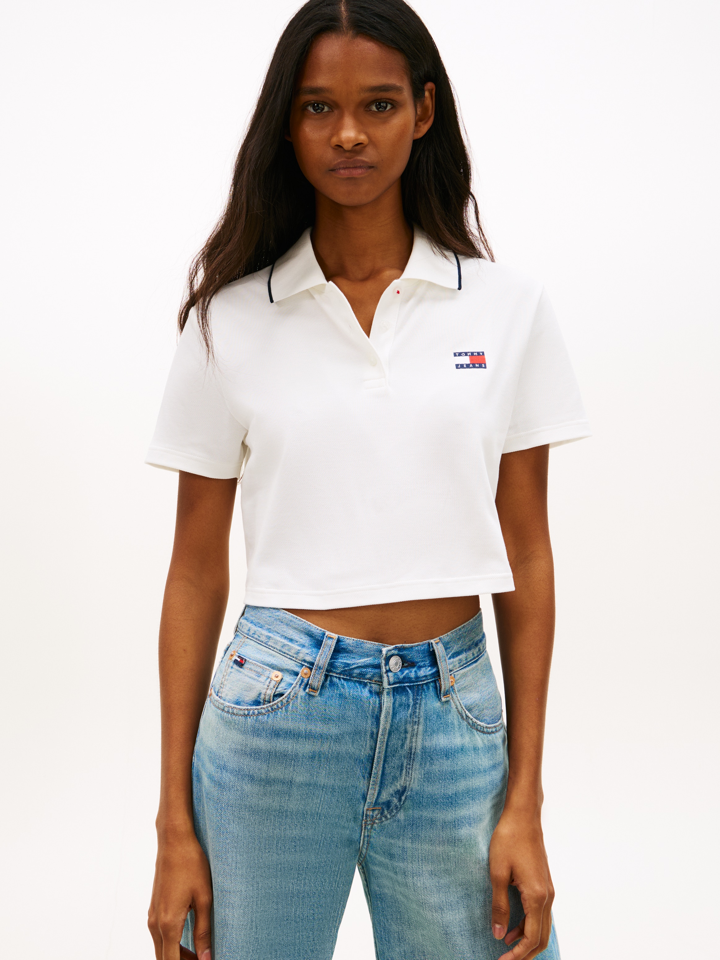 Tommy Jeans Poloshirt »TJW CRP BADGE SHORT SLEEVE POLO« mit verkürztem Schnitt, Boxy Fit