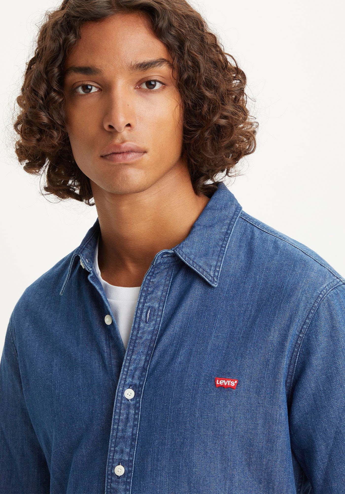 Levi's® Jeanshemd »BATTERY HM SHIRT SLIM«, mit Logo-Badge auf der Brust