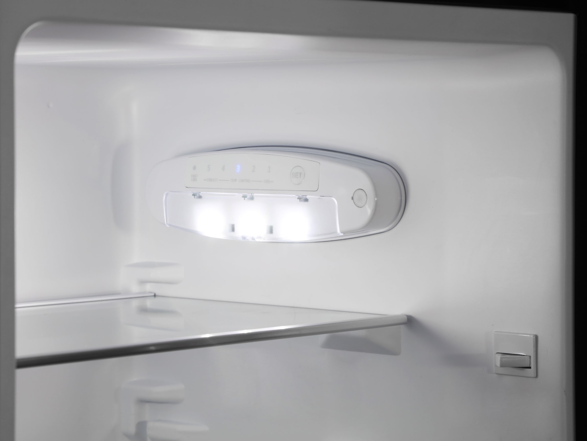 Amica Kühl-/Gefrierkombination »AKG 3840 E« 144 cm hoch 48 cm breit Stilvoll außen, smart innen – einfach entspannt kühlen