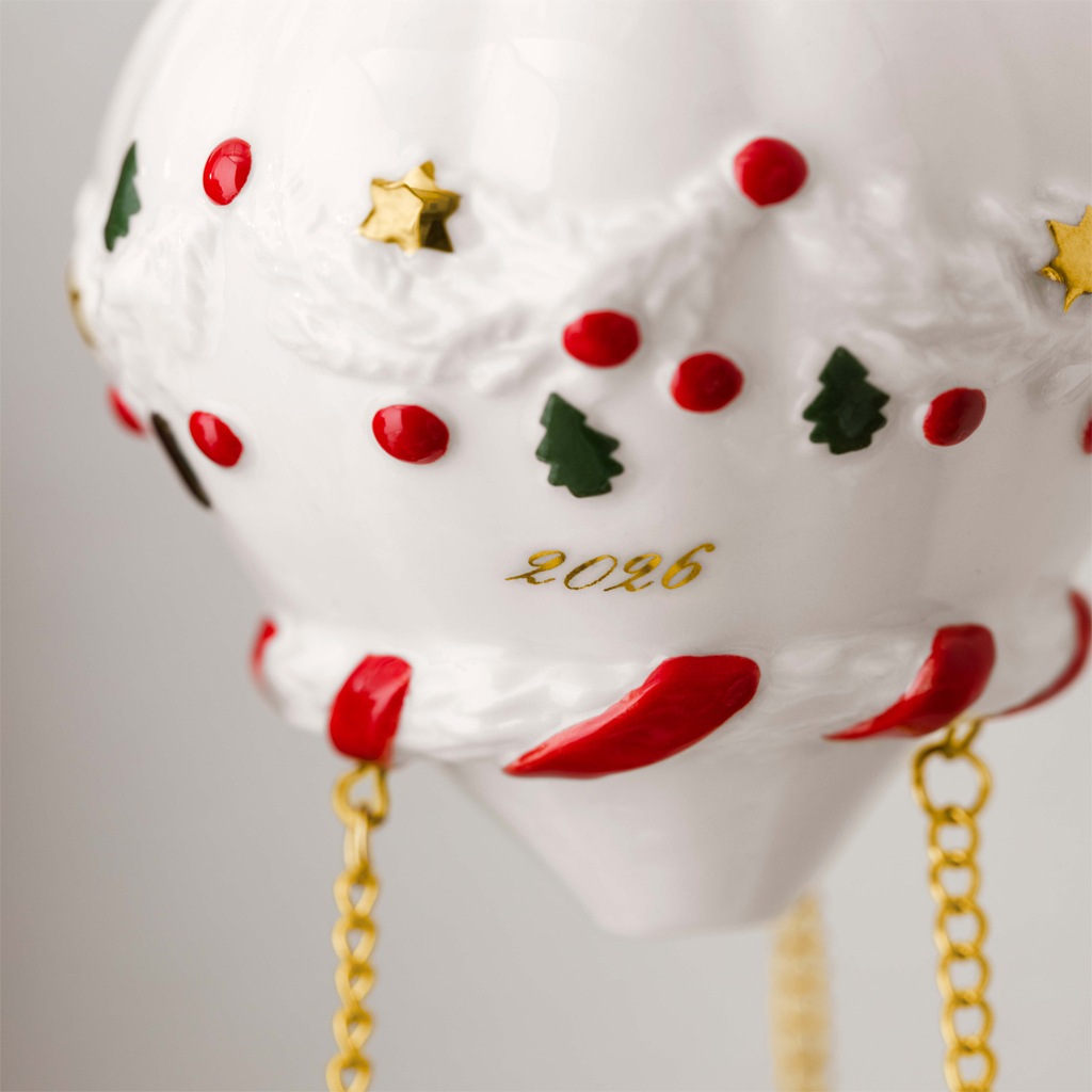 Villeroy & Boch Weihnachtsfigur »Ornament Heißluftballon 2026 Christmas Classics 7,1 x 6,4 x 15,3 cm weiß-gold« Nur Dekoration
