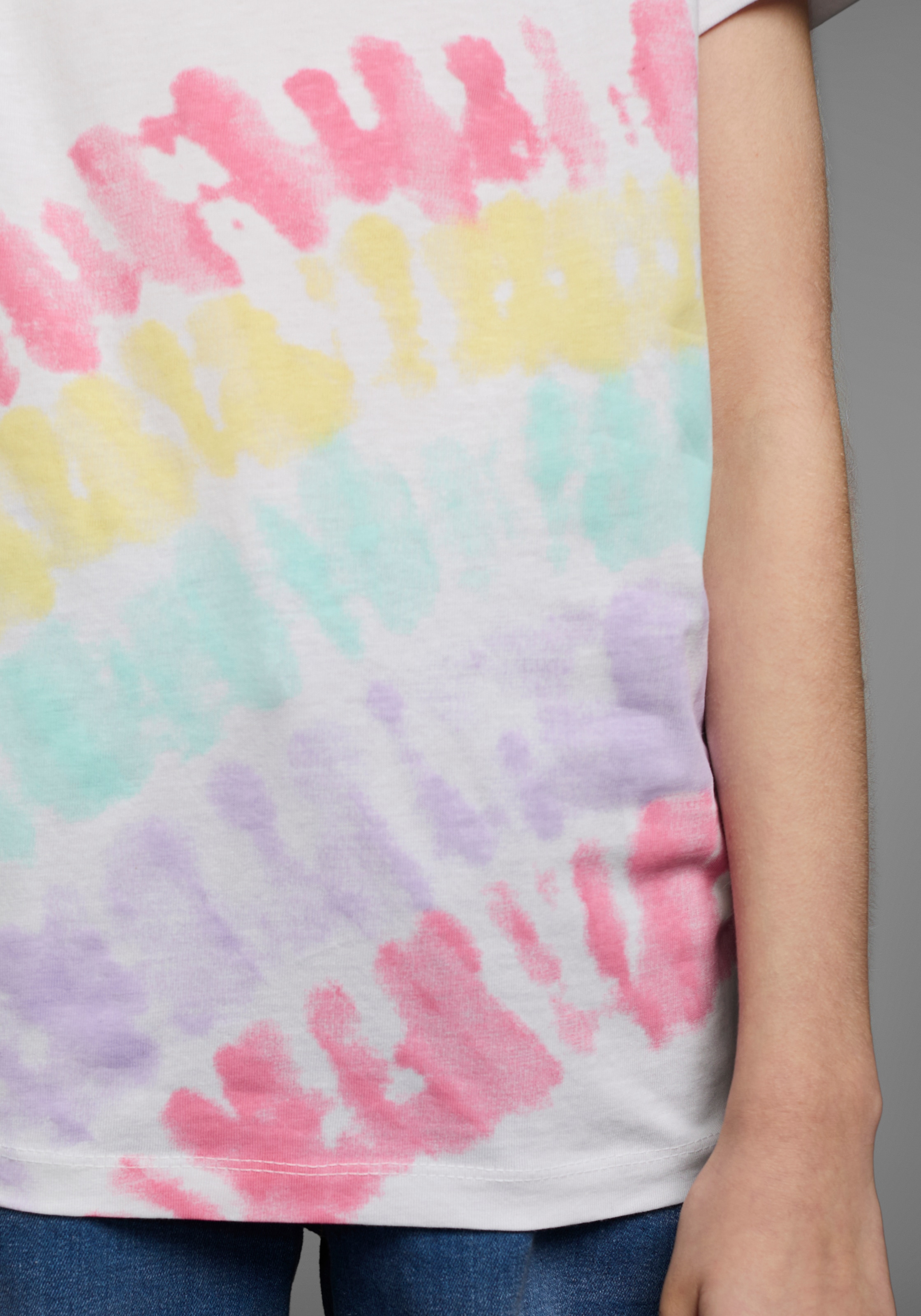 KIDSWORLD T-Shirt »Mit Regenbogen-Print«, Kurzarm, hüftlang geschnitten, bedruckt, Rundhals-Ausschnitt