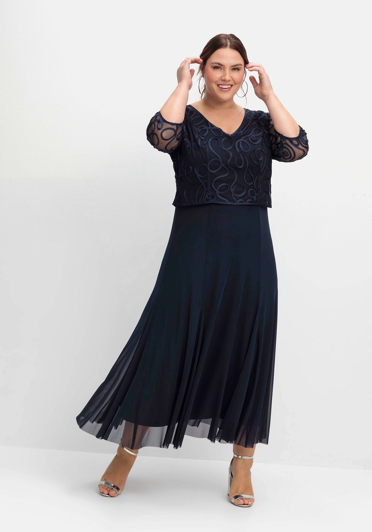 Sheego Abendkleid »Abendkleid aus Mesh, mit Zierborten«, aus Mesh, mit Zierborten