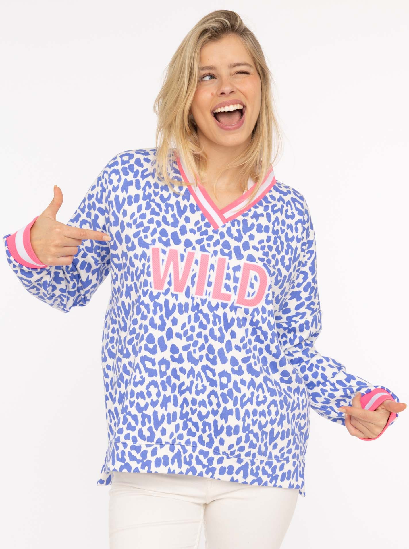 Zwillingsherz Sweatshirt »"Leo Pastell"«, mit V-Ausschnitt, gestreiften Bündchen und WILD Applikation
