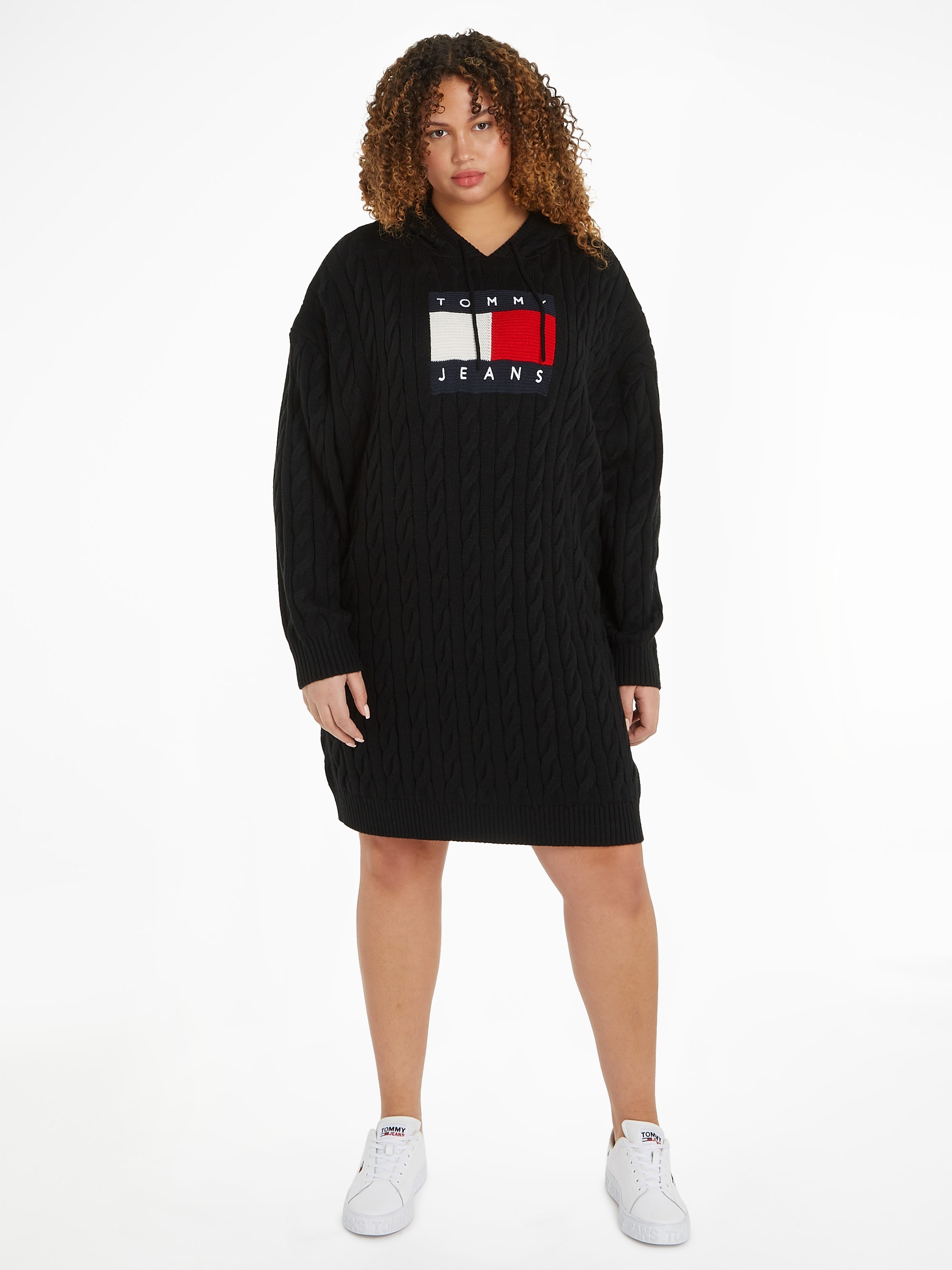 Strickkleid »TJW CRV CABLE FLAG HOODIE DRESS«, PLUS SIZE CURVE