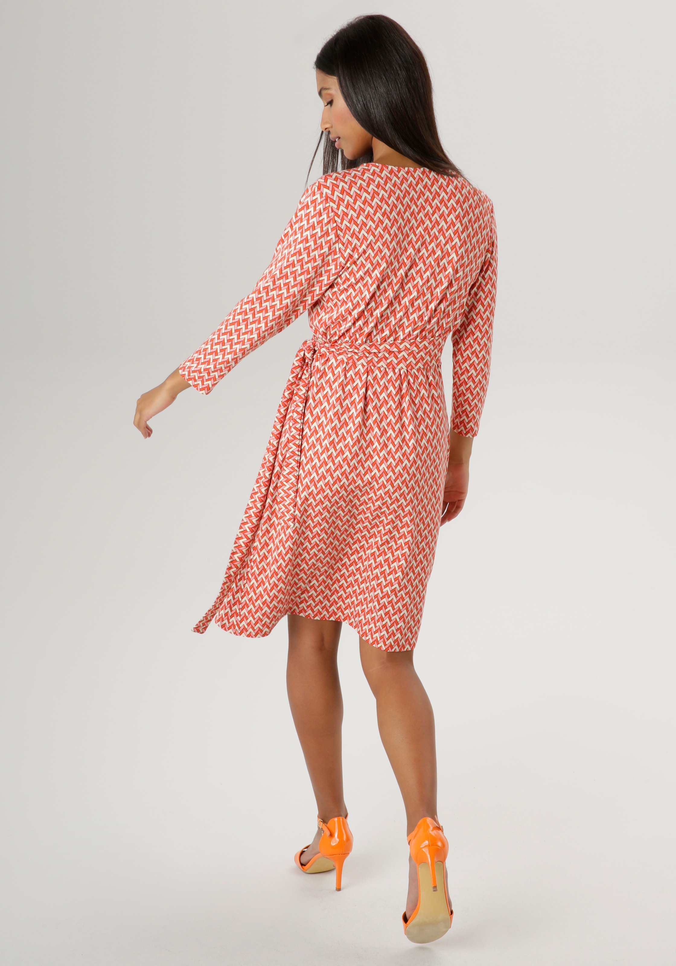 Aniston SELECTED Jerseykleid, mit geometrischem Muster und seitlichem Bindedetail - NEUE KOLLEKTION