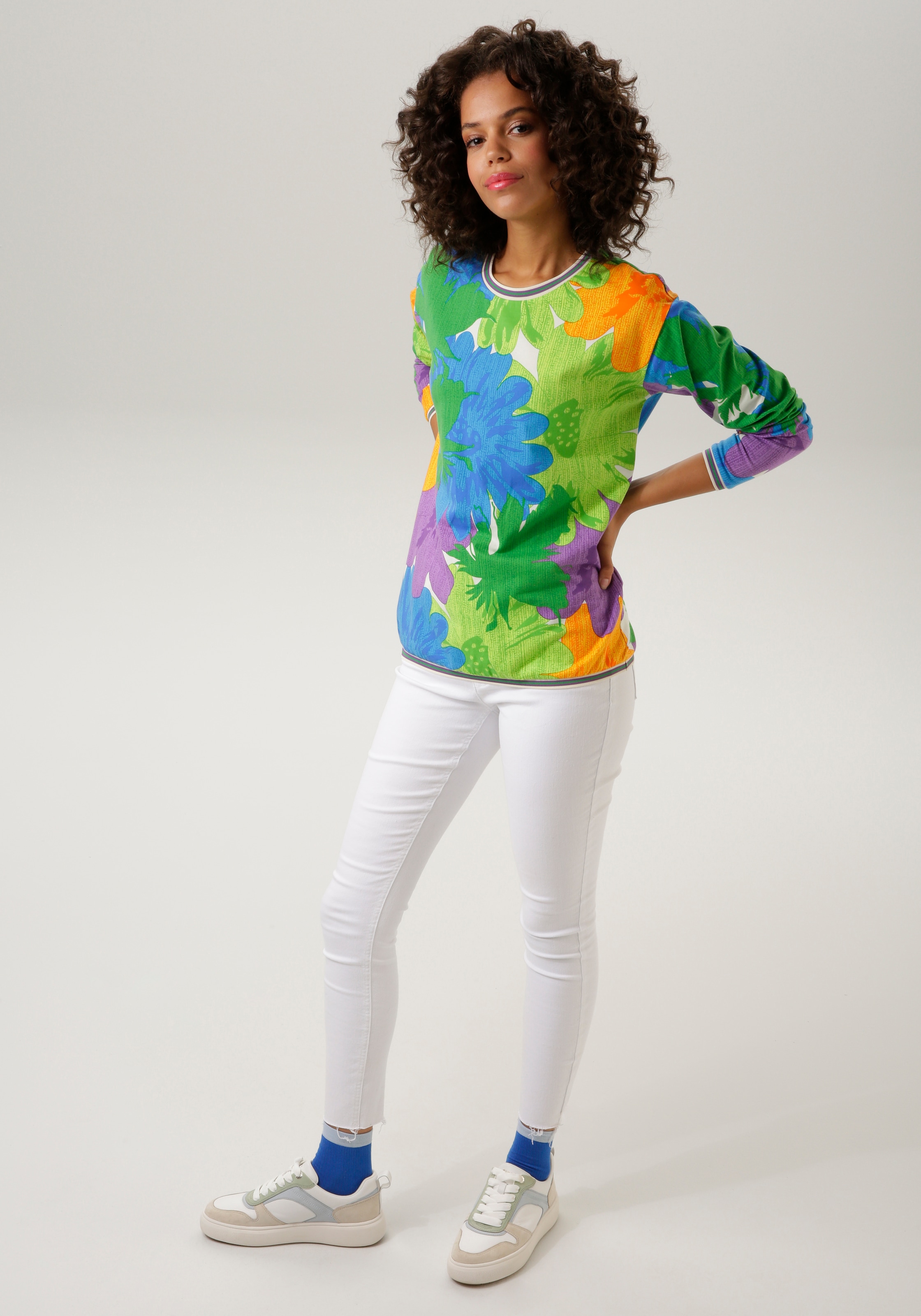 Aniston CASUAL Sweatshirt, mit großflächigen Blüten und Blättern bedruckt
