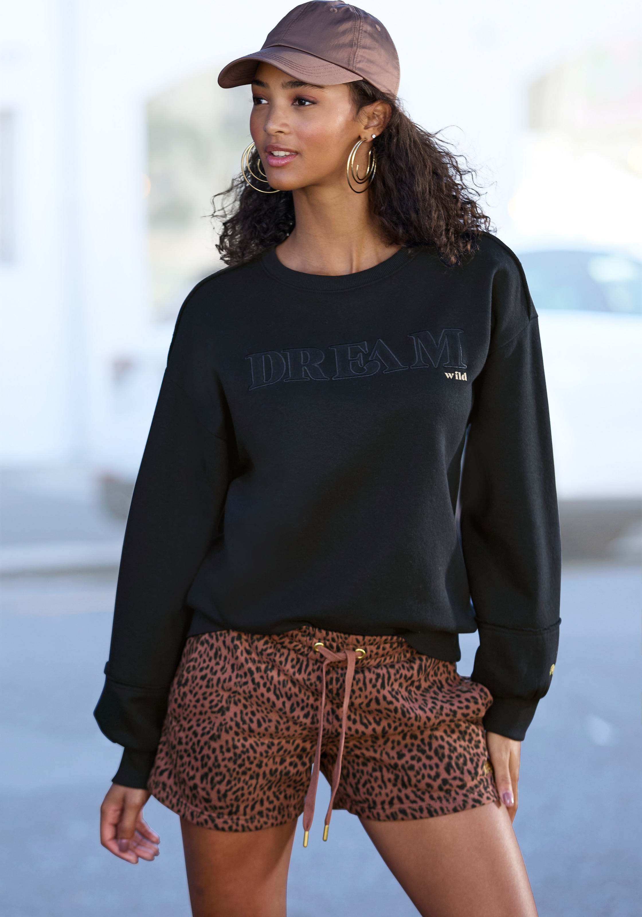 Buffalo Sweatshorts  mit seitlichem Rippeinsatz und Logostickerei