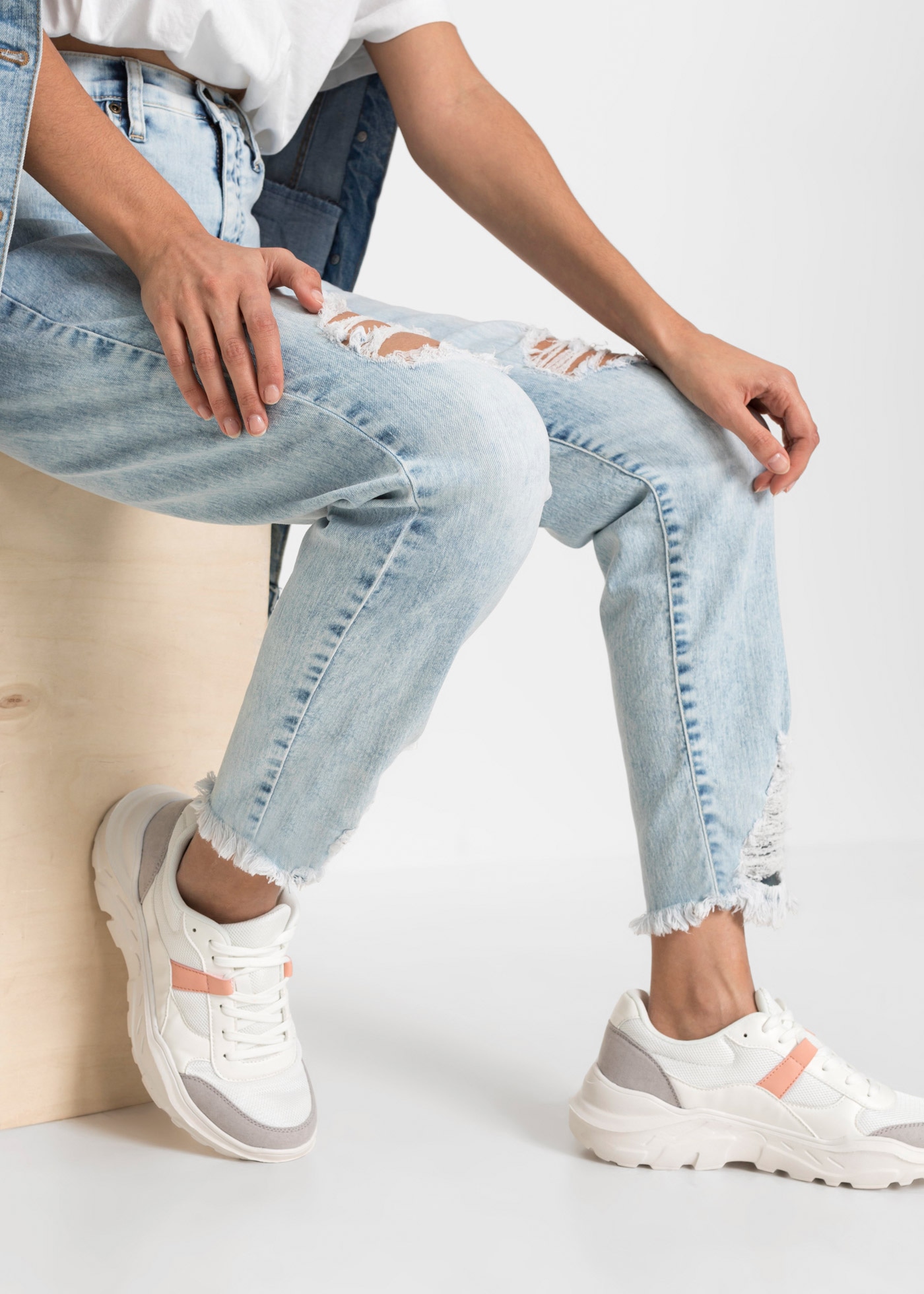 bonprix Mom-Jeans modischer Schnitt, Regular Fit, ausgefranster Saum