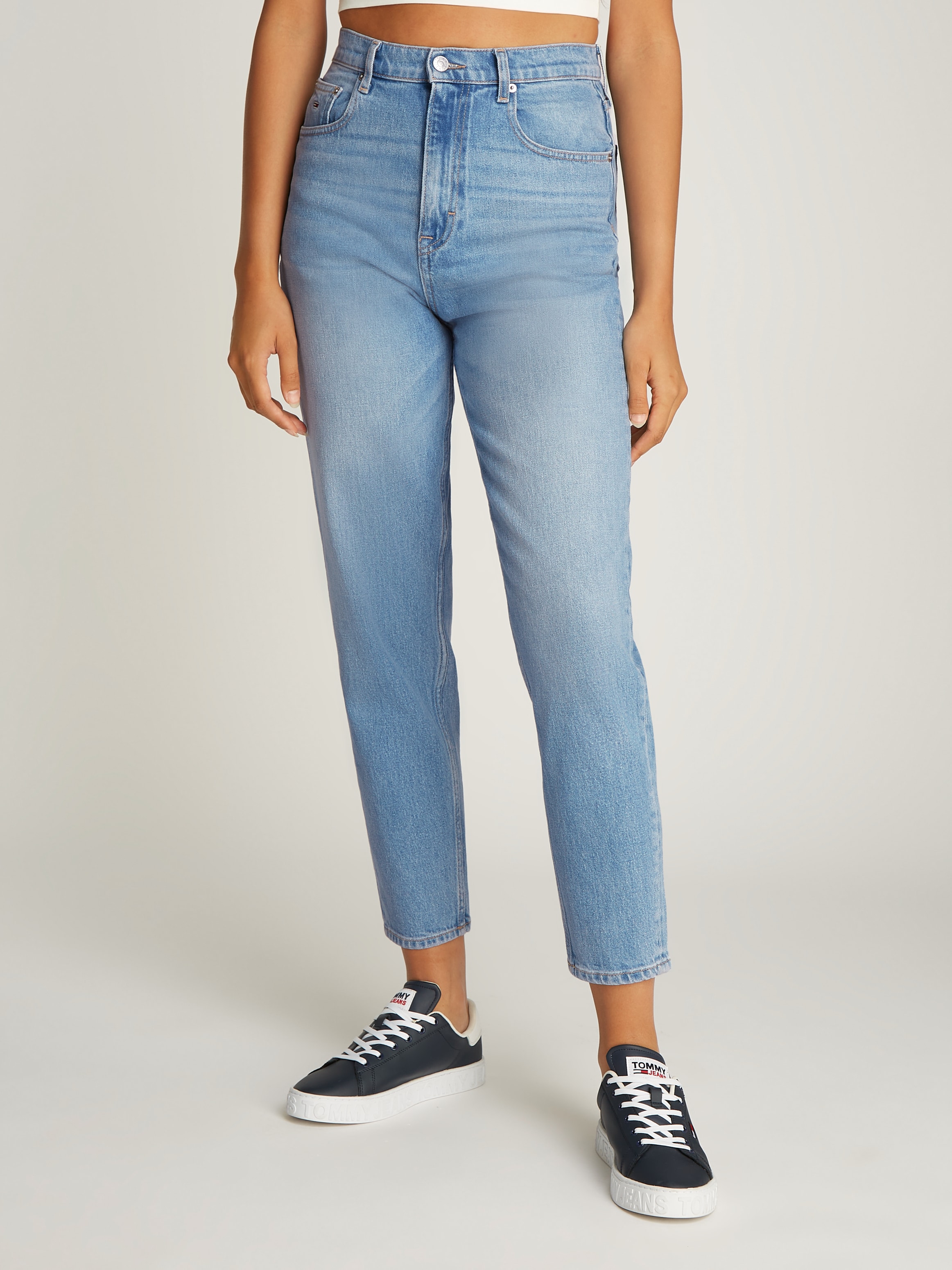 Tommy Jeans Mom-Jeans »Tommy Jeans - High waist - Mom-Jeans«, mit Logo-Badge und Stickereien