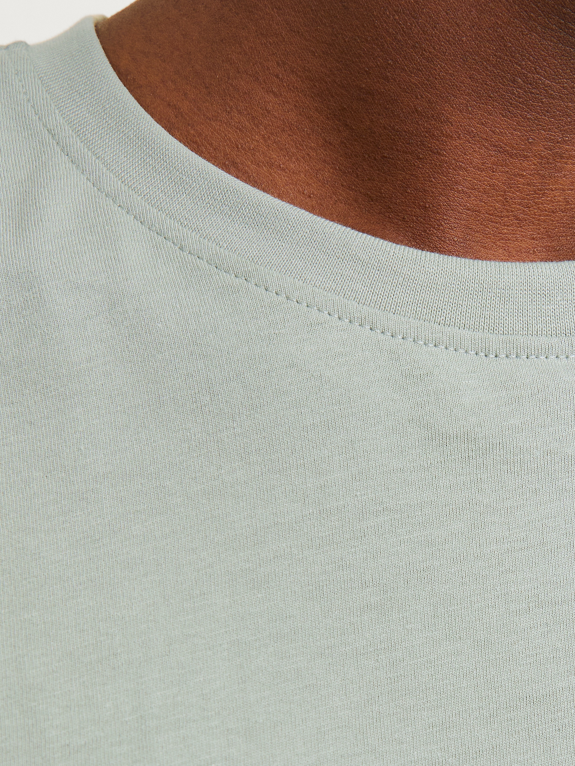 Jack & Jones Rundhalsshirt »JJENOA TEE SS CREW NECK NOOS«, mit abgerundetem Saum