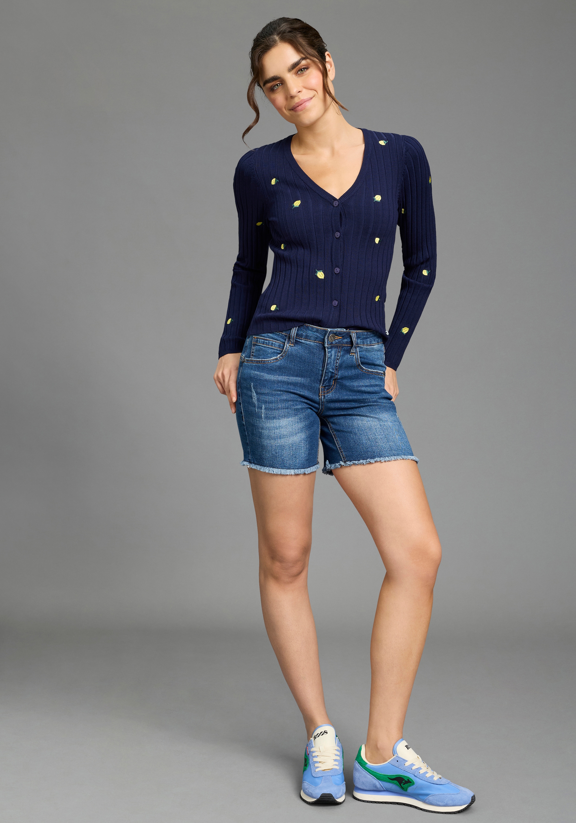 KangaROOS Jeanshotpants kurze Schnittform,  mit Destroyed-Effekten,  klassische Leibhöhe