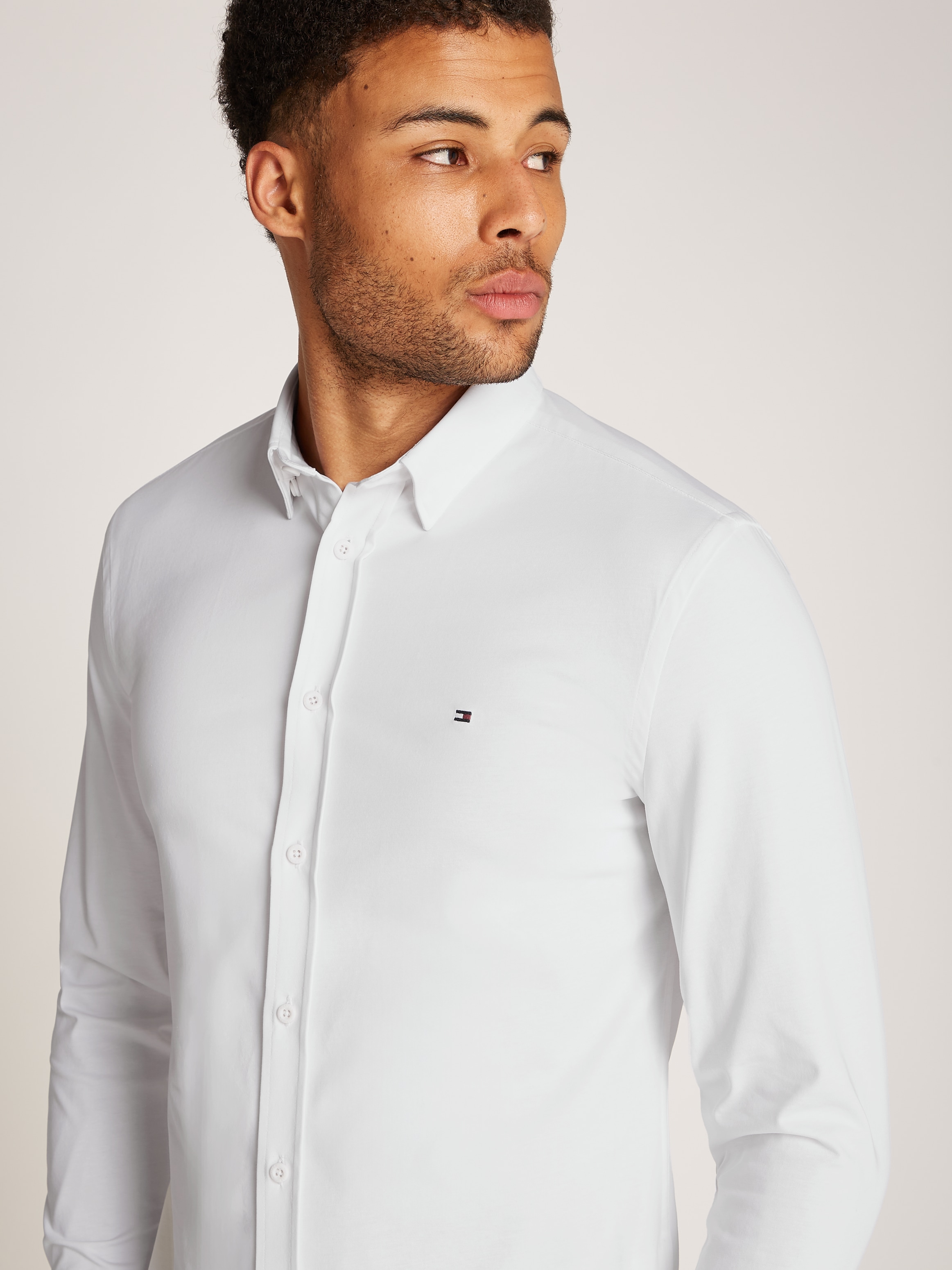 Tommy Hilfiger Businesshemd »PERFORMANCE KNIT SOLID SF SHIRT«, mit Logostickerei