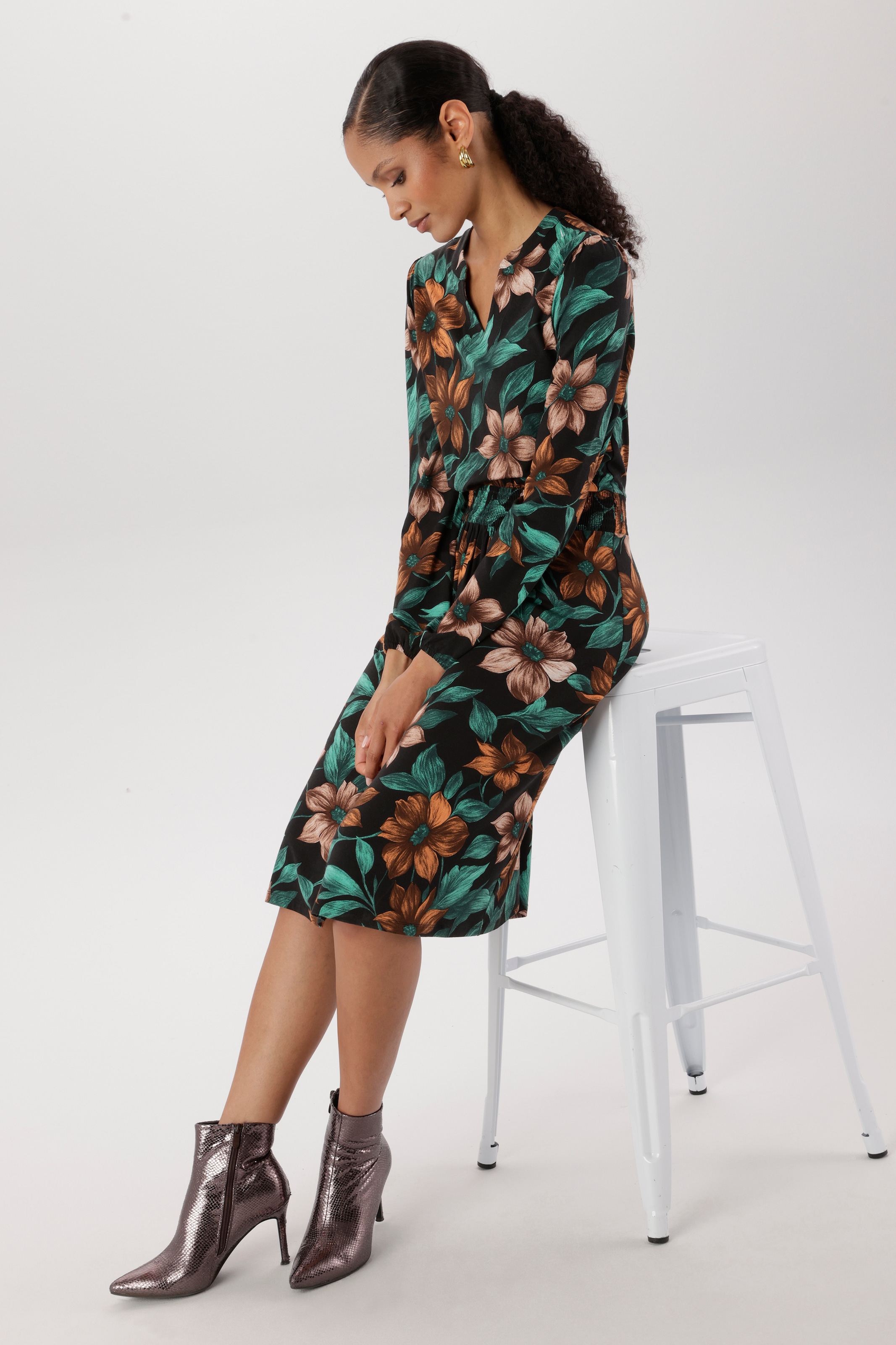 Aniston SELECTED Jerseykleid mit dekorativen V-Ausschnitt - NEUE KOLLEKTION