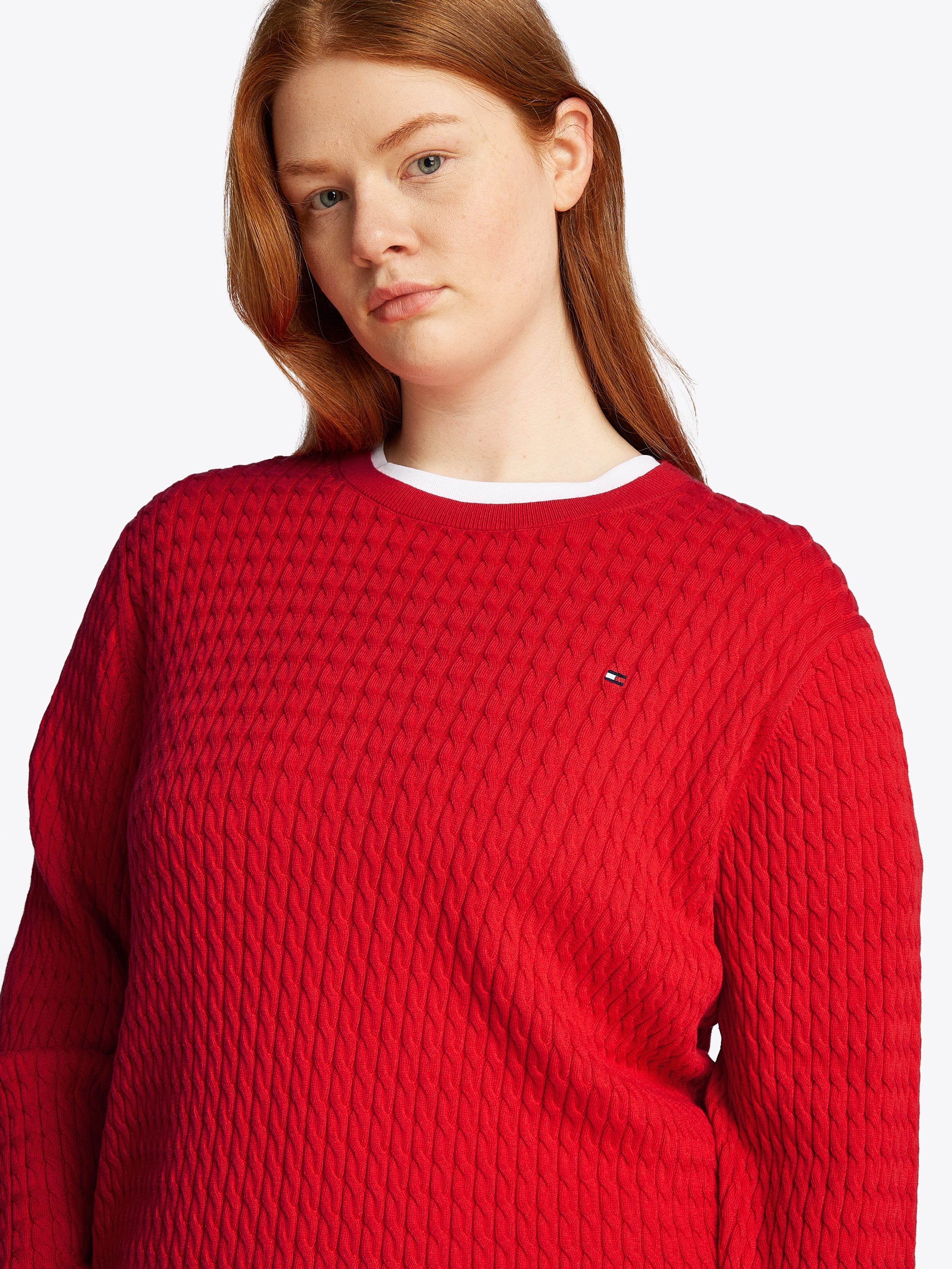 Tommy Hilfiger Curve Rundhalspullover »CRV CO CABLE C-NK LS SWEATER«, in Großen Größen, Zopfmuster, Logostickerei
