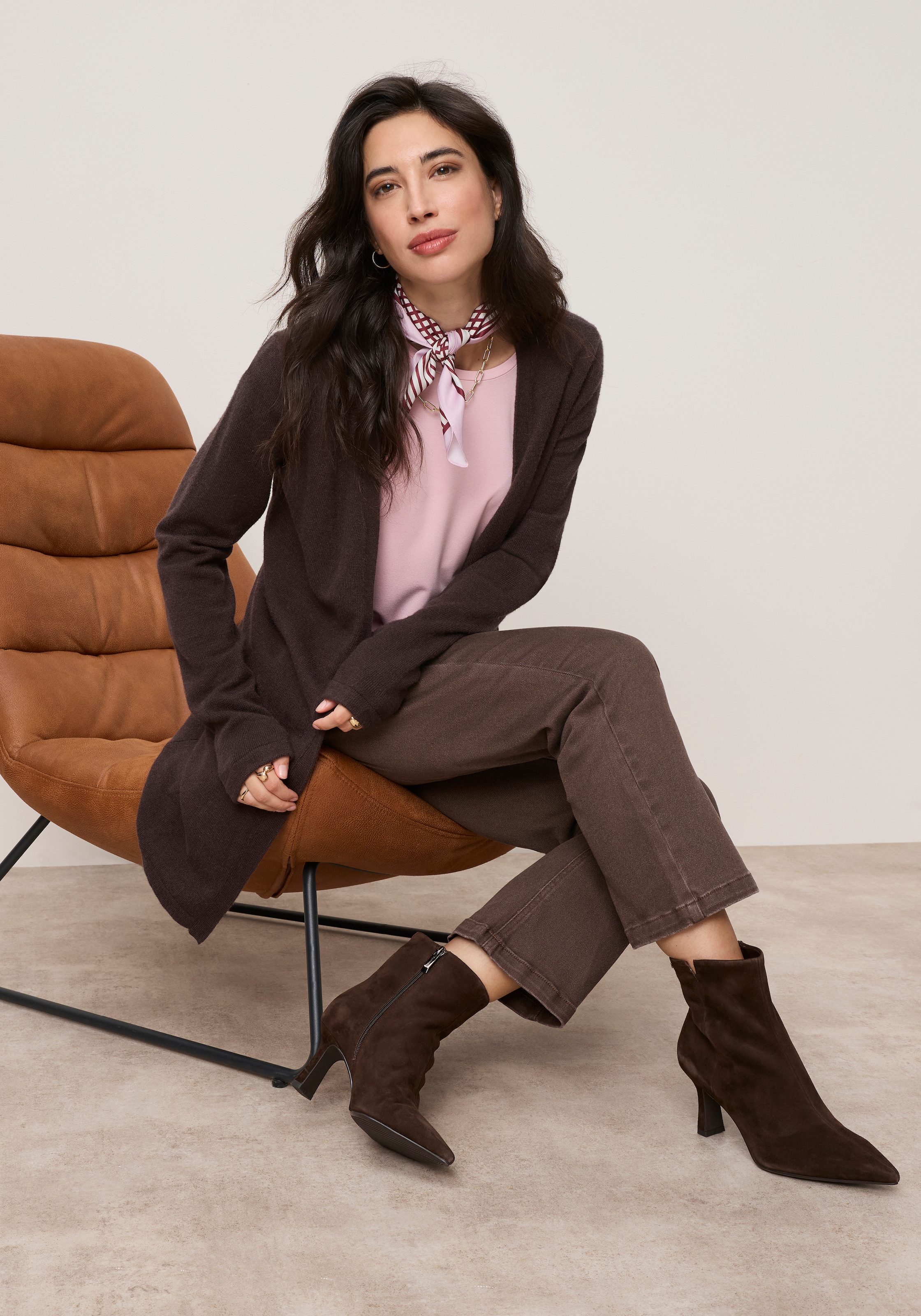 Laura Scott Nickituch mit modischem Graphik-Design in Kreis-Optik