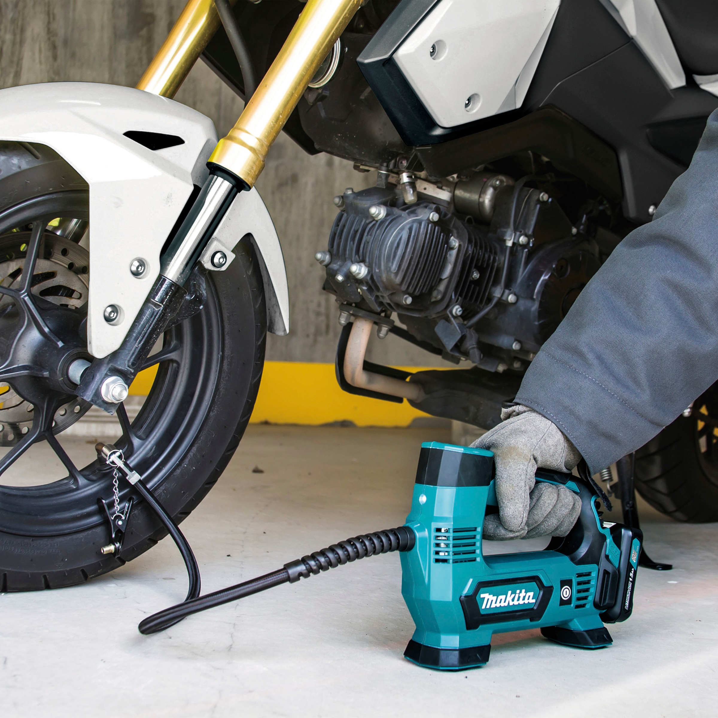 Makita Akku-Handkompressor »12V/14,4V MP100DZ«, zum schnellen und einfachen Befüllen von Reifen, Bällen uvm.