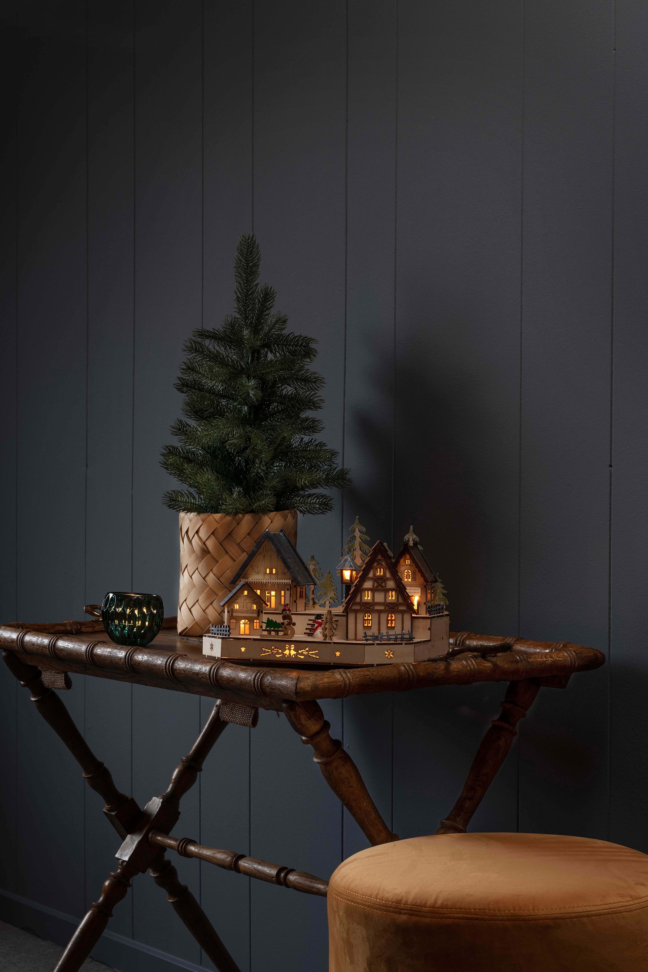KONSTSMIDE Weihnachtsdorf, (1 St.), LED Holzsilhouette, Dorf mit Schneemann, Kind und Schlitten