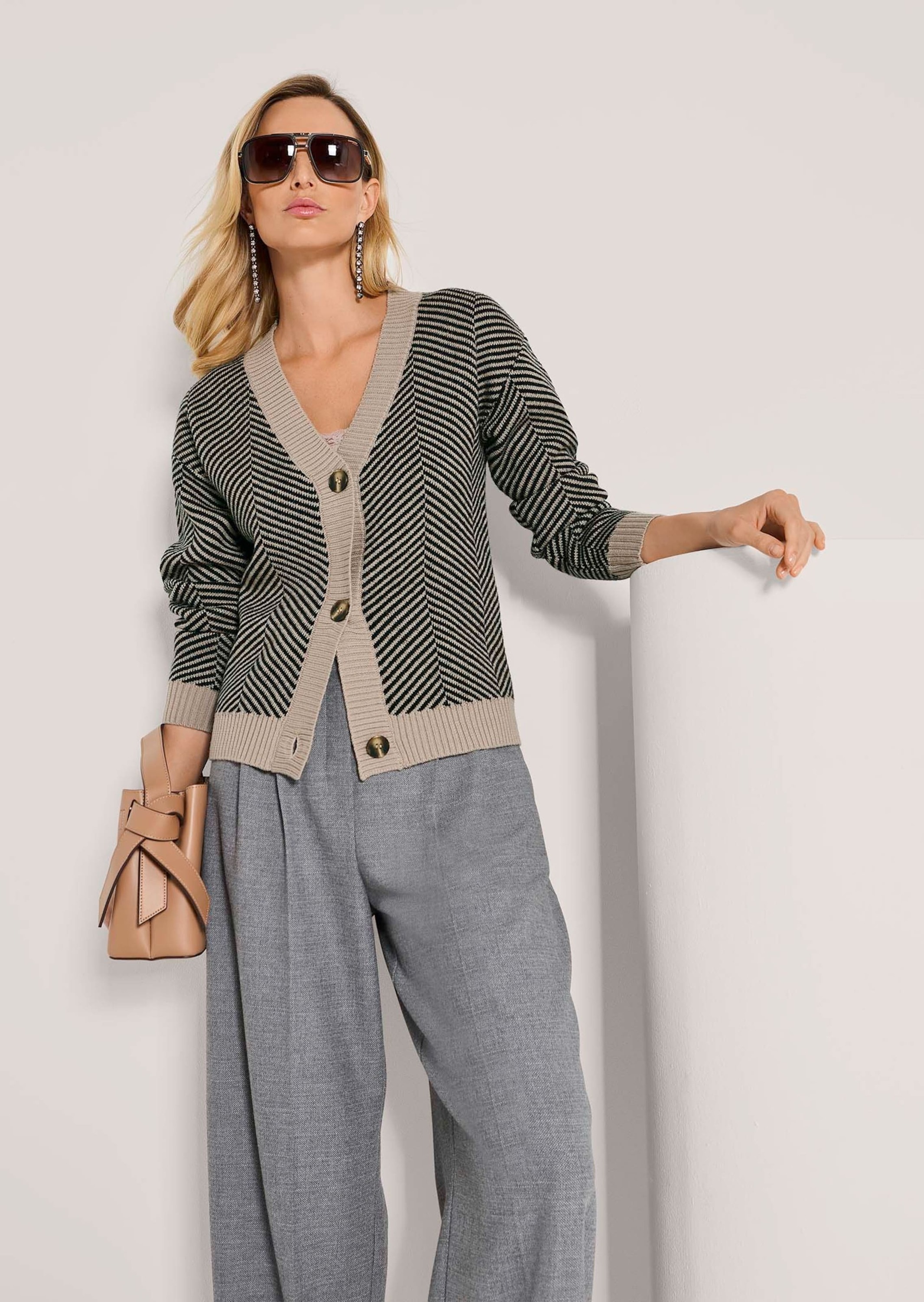 MADELEINE Strickjacke »Strickjacke Cardigan aus Schurwolle mit V-Ausschnitt« Strickjacke mit Jacquardmuster