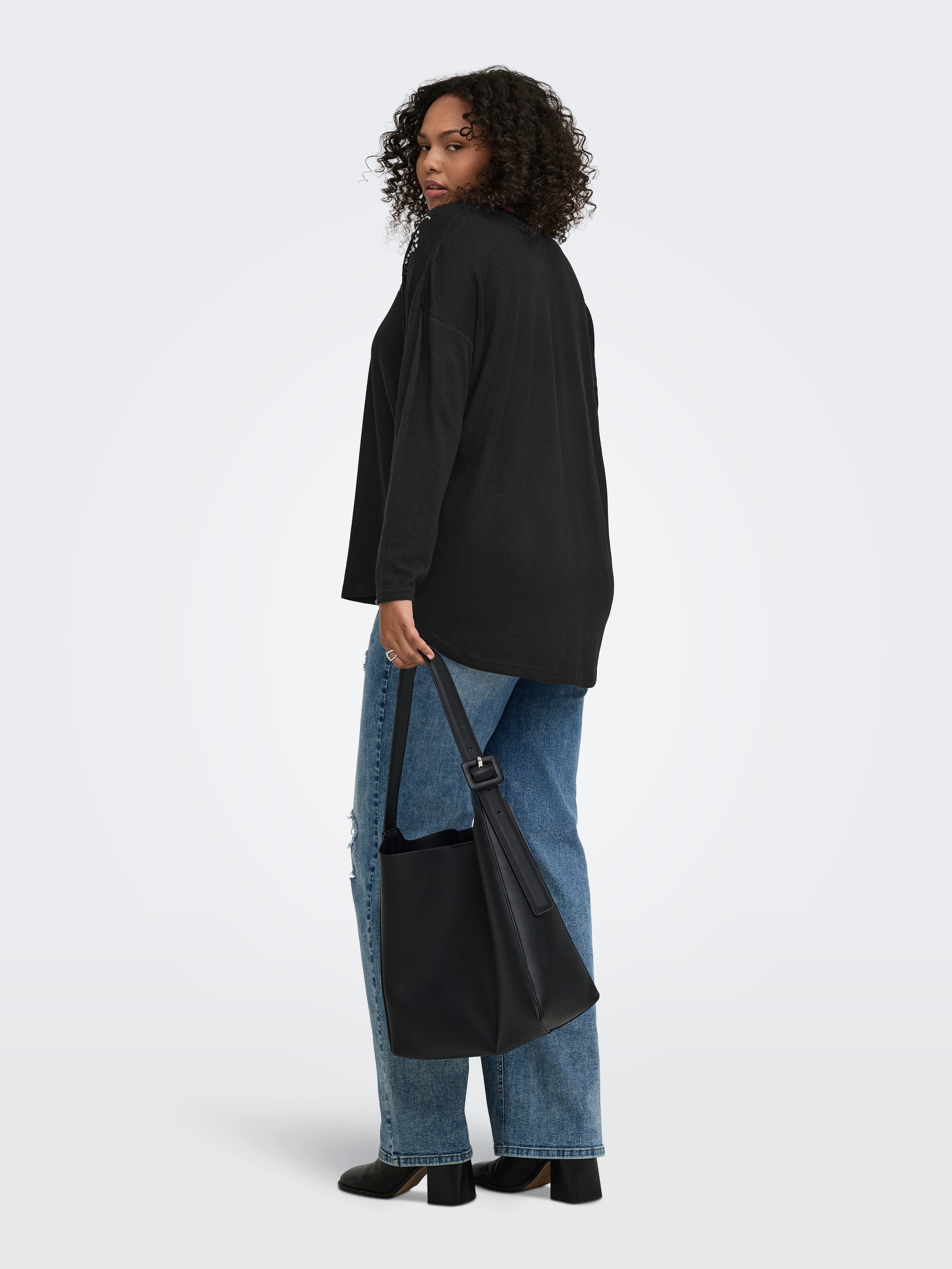 ONLY CARMAKOMA V-Shirt »CARALBA L/S V-NECK DECO TOP JRS BF« Kunstfaser, regular fit
