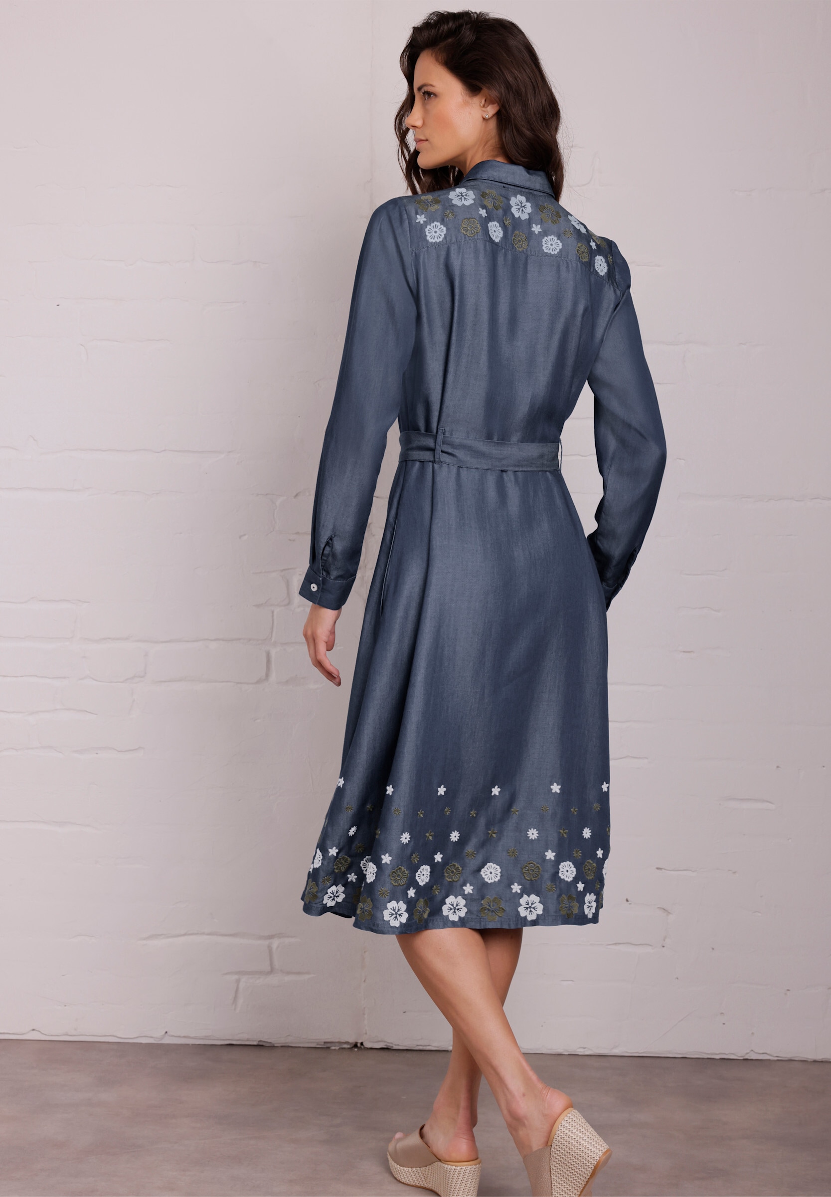 creation L Hemdblusenkleid »Lyocell-Kleid Webkleid mit Blüten-Stickerei« Ohne Taschen