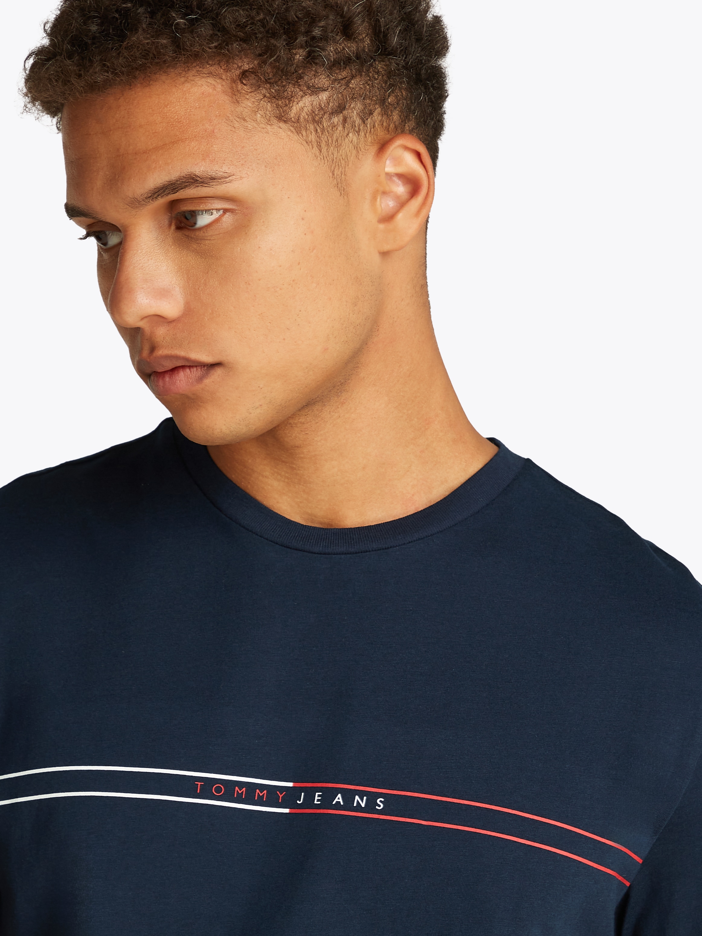 Tommy Jeans Kurzarmshirt »TJM SLIM ENTRY GRAPHIC TEE EXT«, Mit Rundhalsausschnitt