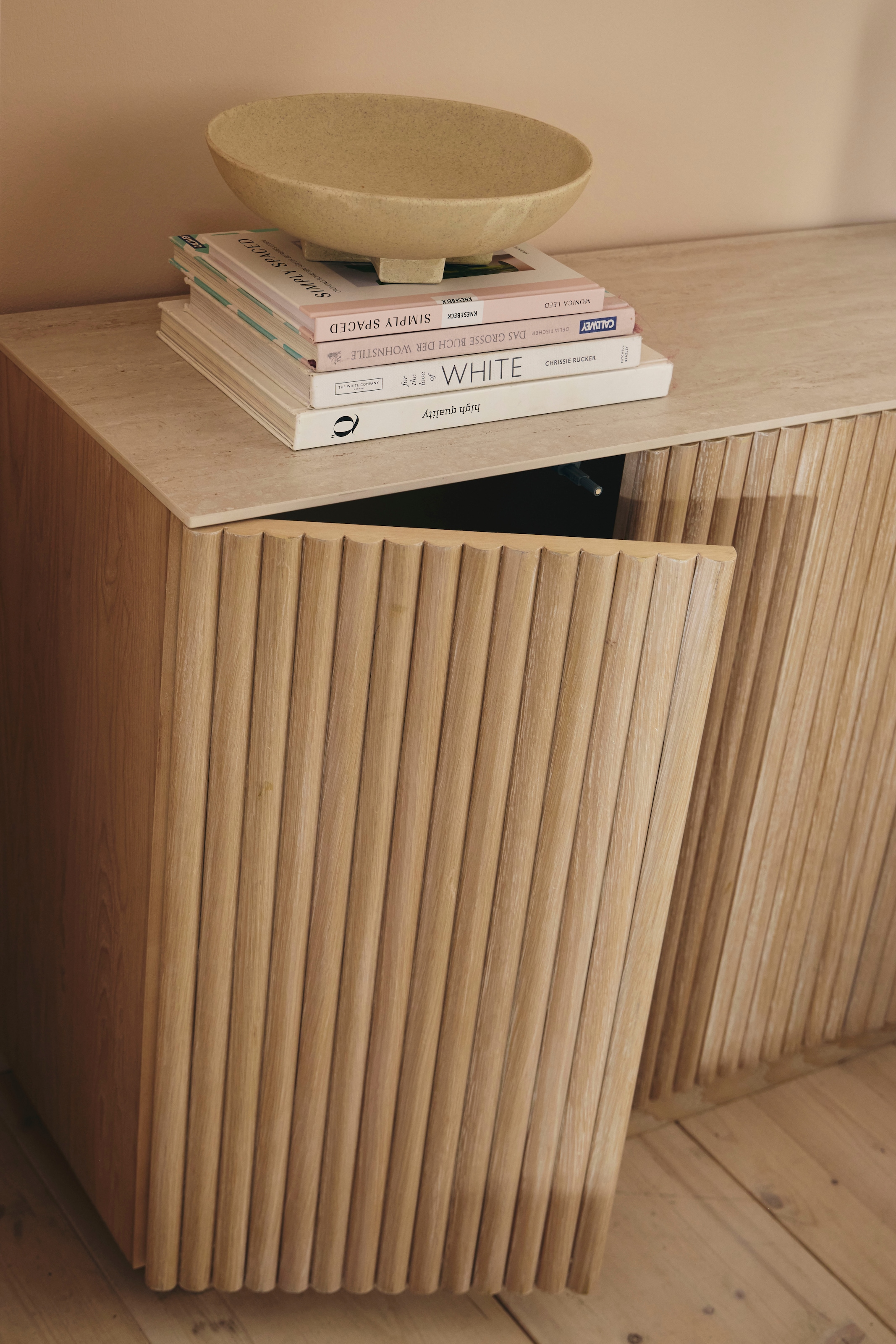 homsy by Ana Johnson TV-Schrank »Solva« Holzoptik aus Esche, geriffelte Front, Keramikplatte, Breite 138 cm