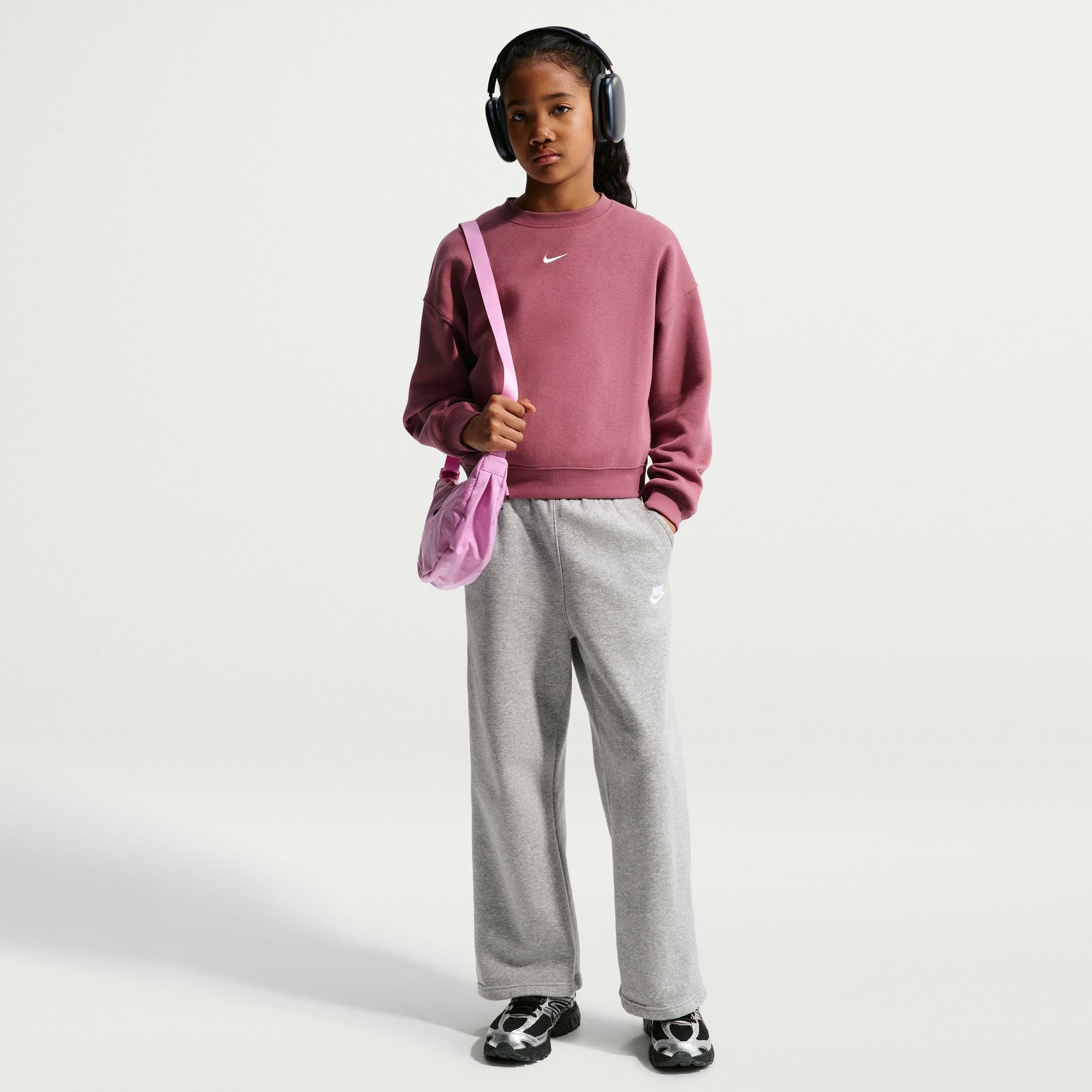 Nike Sportswear Sweatshirt »G NSW STUDIO FLC BXY OS LBR«, Langarm-Design, mit Rundhalsausschnitt, aus Baumwolle und Polyester
