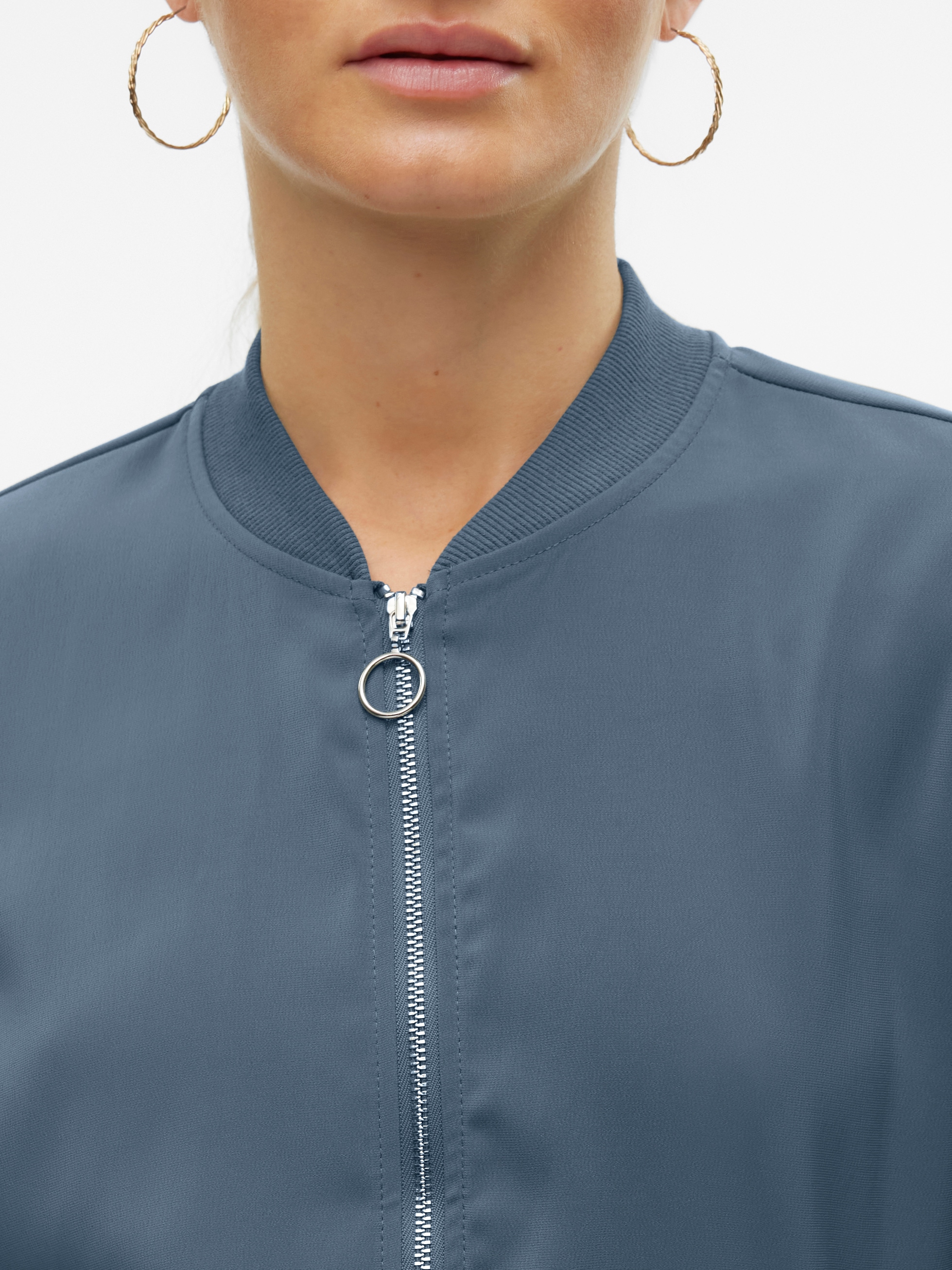 Vero Moda Kurzjacke »VMCONNY, leichte Jacke für den Übergang« seitliche Eingrifftaschen, Rippbündchen