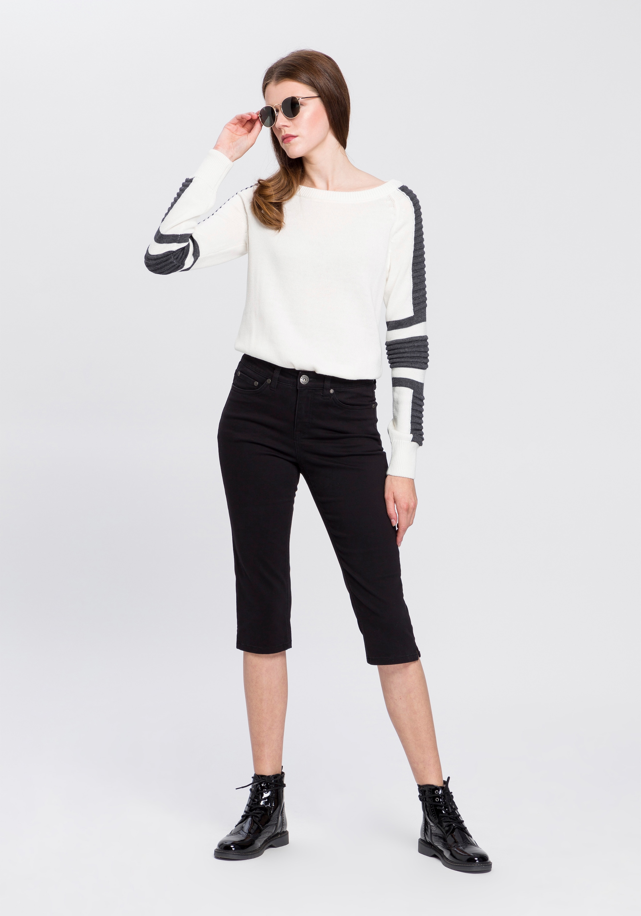Arizona Caprijeans »mit Schlitz am Saum«, schmale Passform, mit stylischen Nieten, hohe Taille