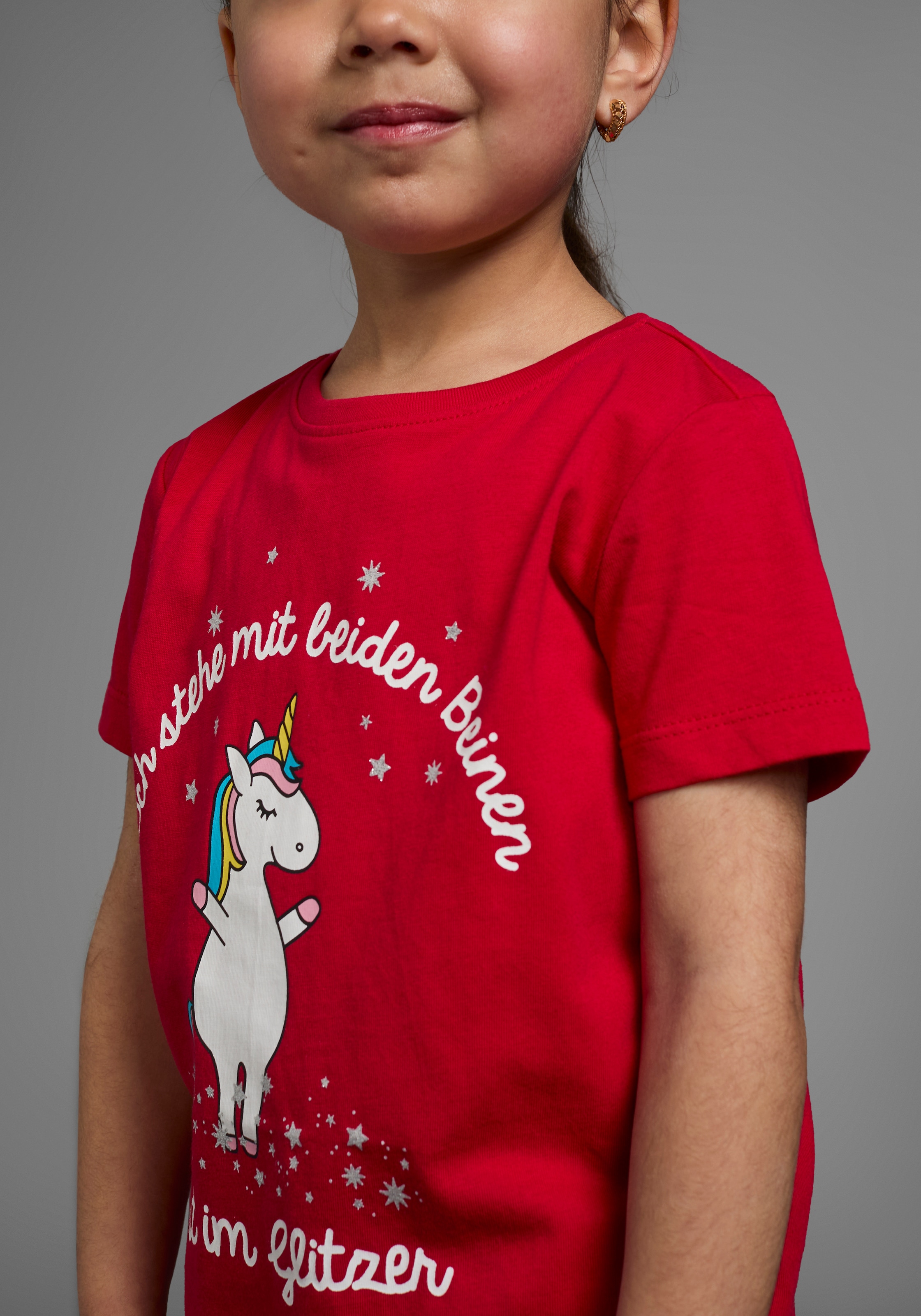 KIDSWORLD T-Shirt »Mit Einhorn-Druck und Glitzereffekten«, Kurzarm, hüftlange Passform, mit stylischem Print