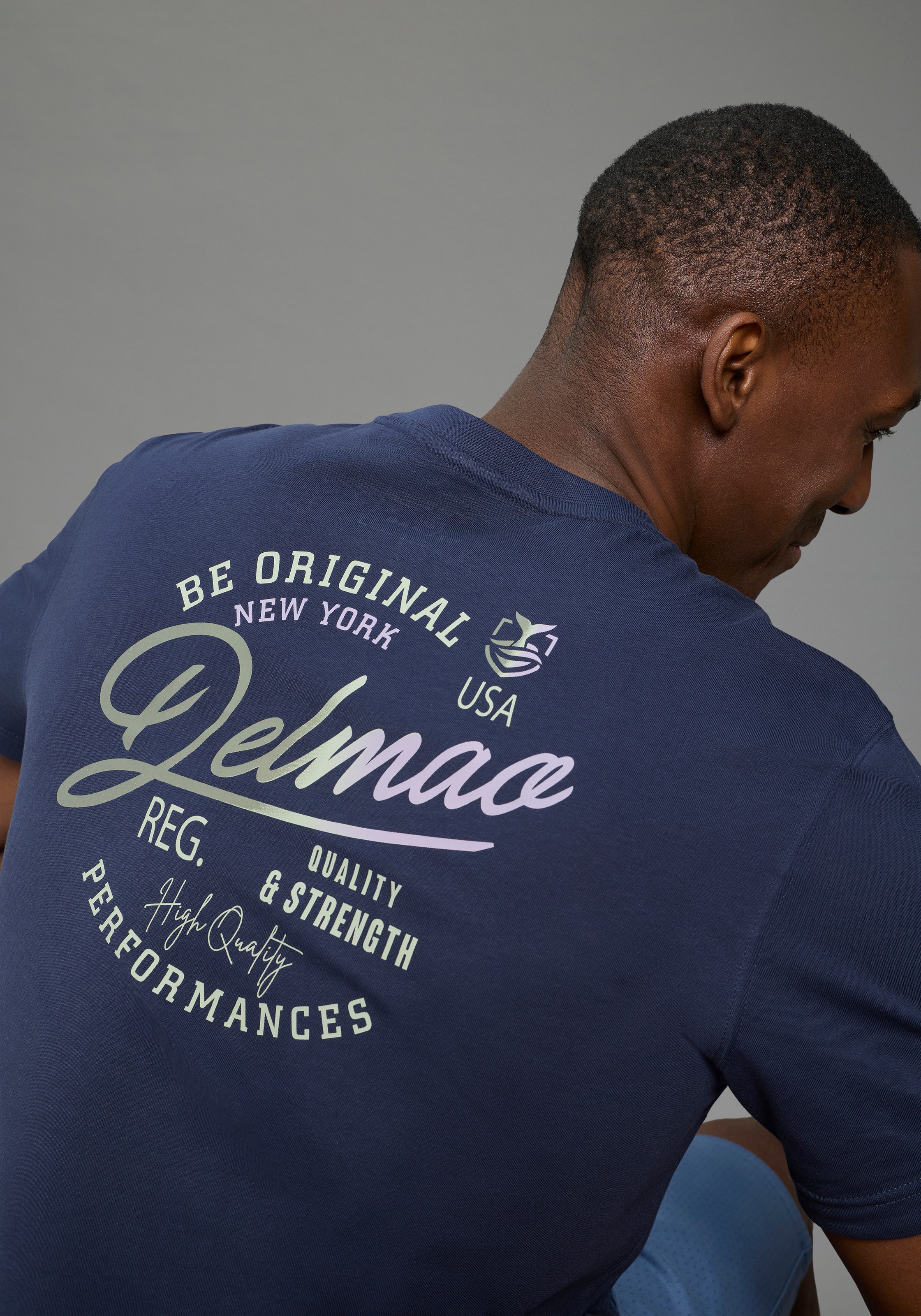 DELMAO Rundhalsshirt »Neue Kollektion!« casual Stil, Kurzarm, normale Passform, mit Print-Applikation