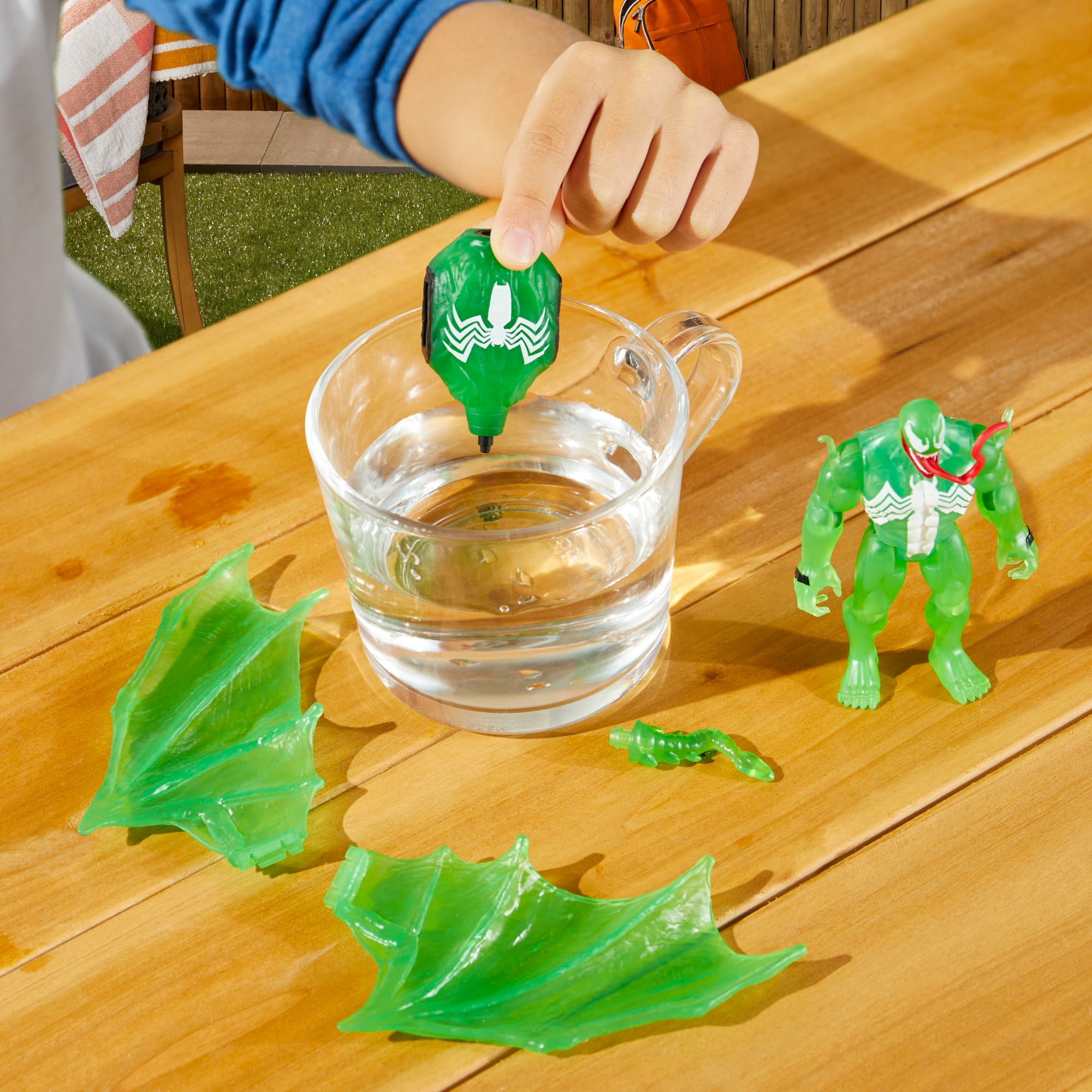 Hasbro Actionfigur »Marvel Spider-Man, Web Splashers Green Symbiote Flügel Splasher«, Spritzt Wasser