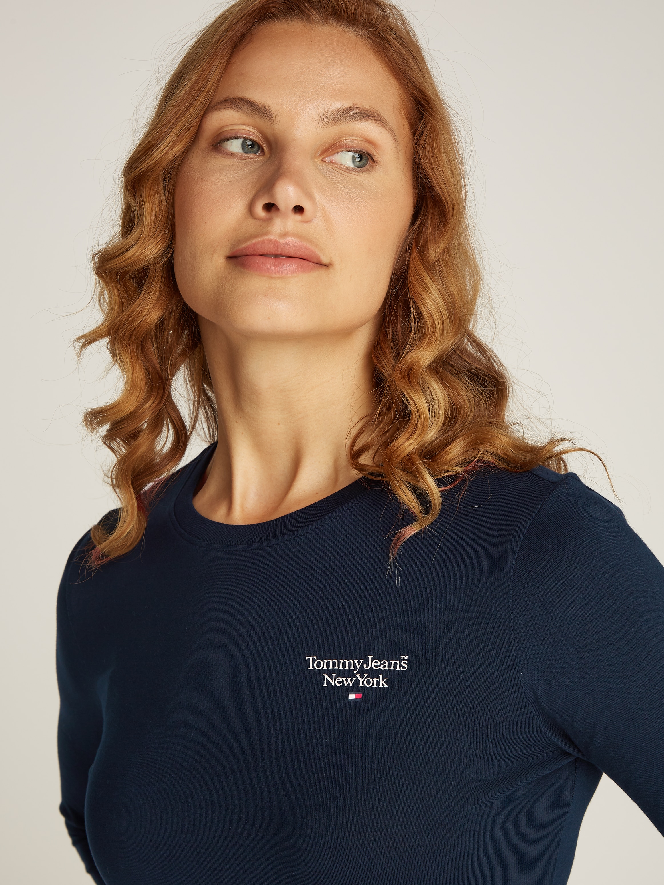 Tommy Jeans Curve T-Shirt »TJW SLIM ESSENTIAL LOGO 2 LS EXT«, in Großen Größen mit Logoschriftzug
