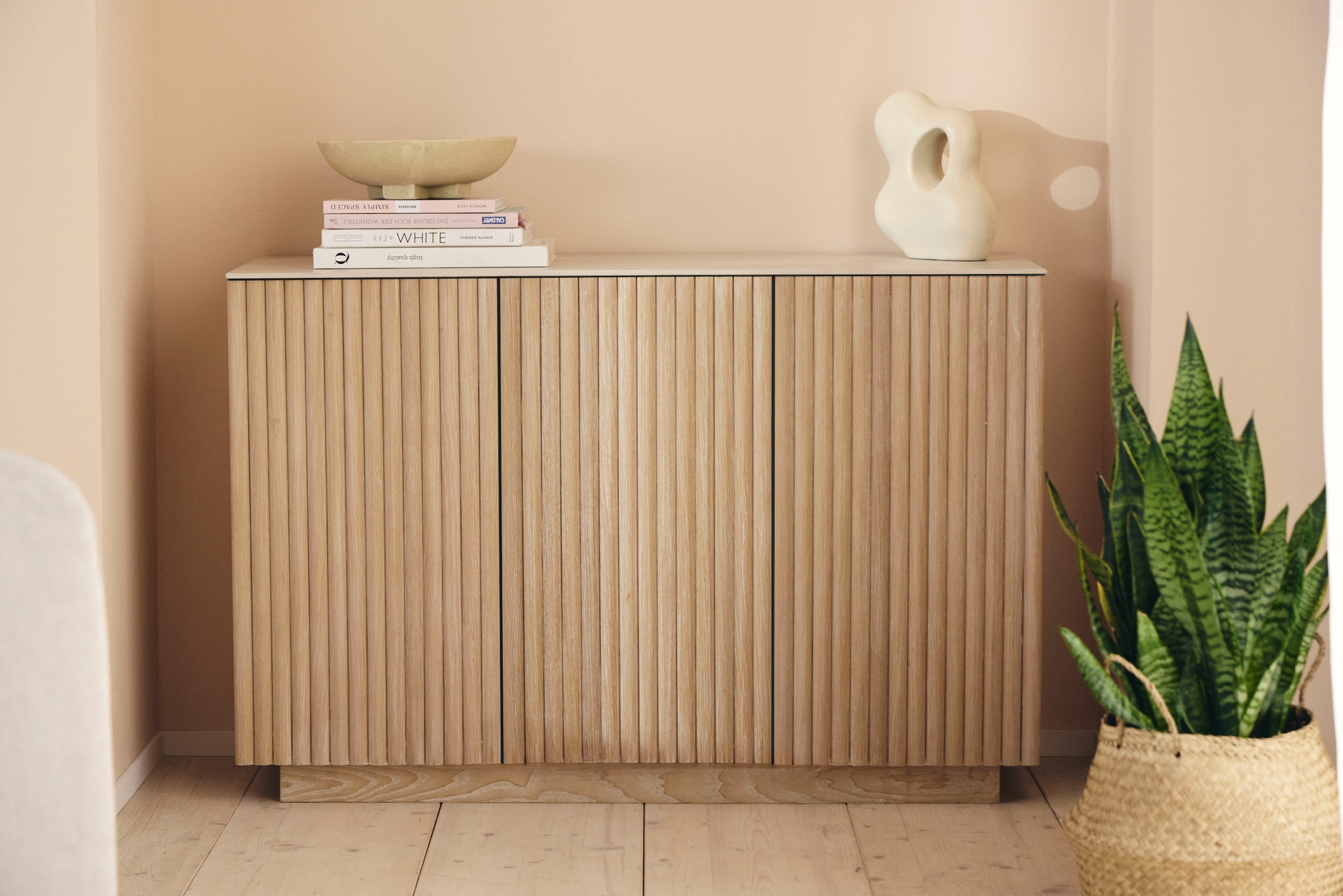 homsy by Ana Johnson Sideboard »Solva« Holzoptik aus Esche, geriffelte Front, Keramikplatte, Breite 119 cm