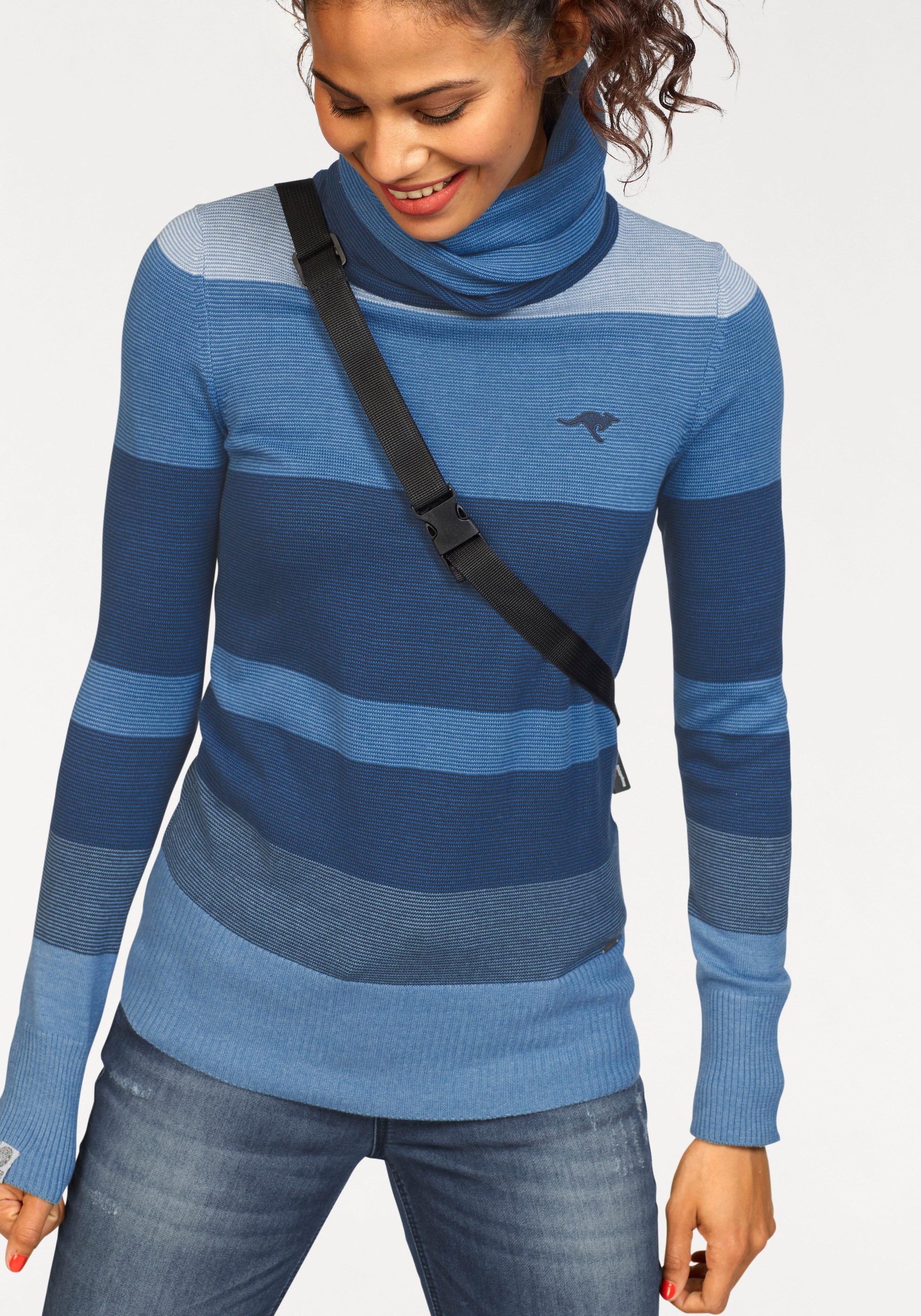 blau gestreifter Rollkragenpullover