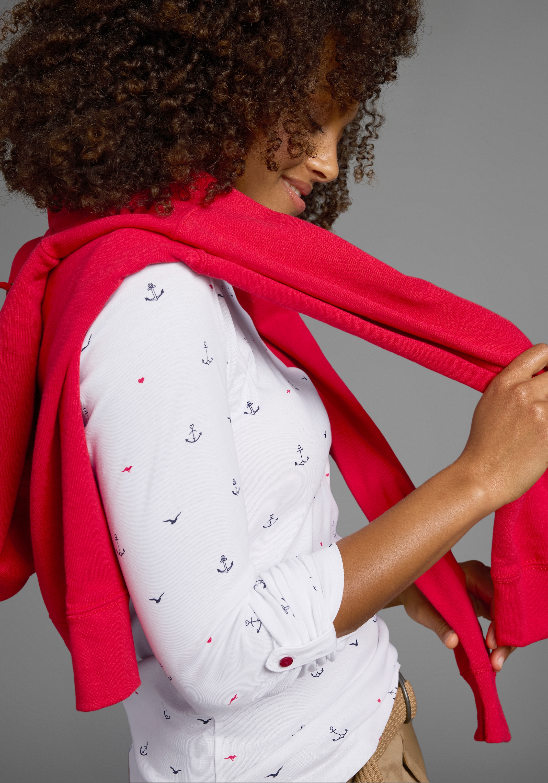 KangaROOS Langarmshirt, krempelbare Ärmel, sehr figurbetont, aus elastischer Rippware