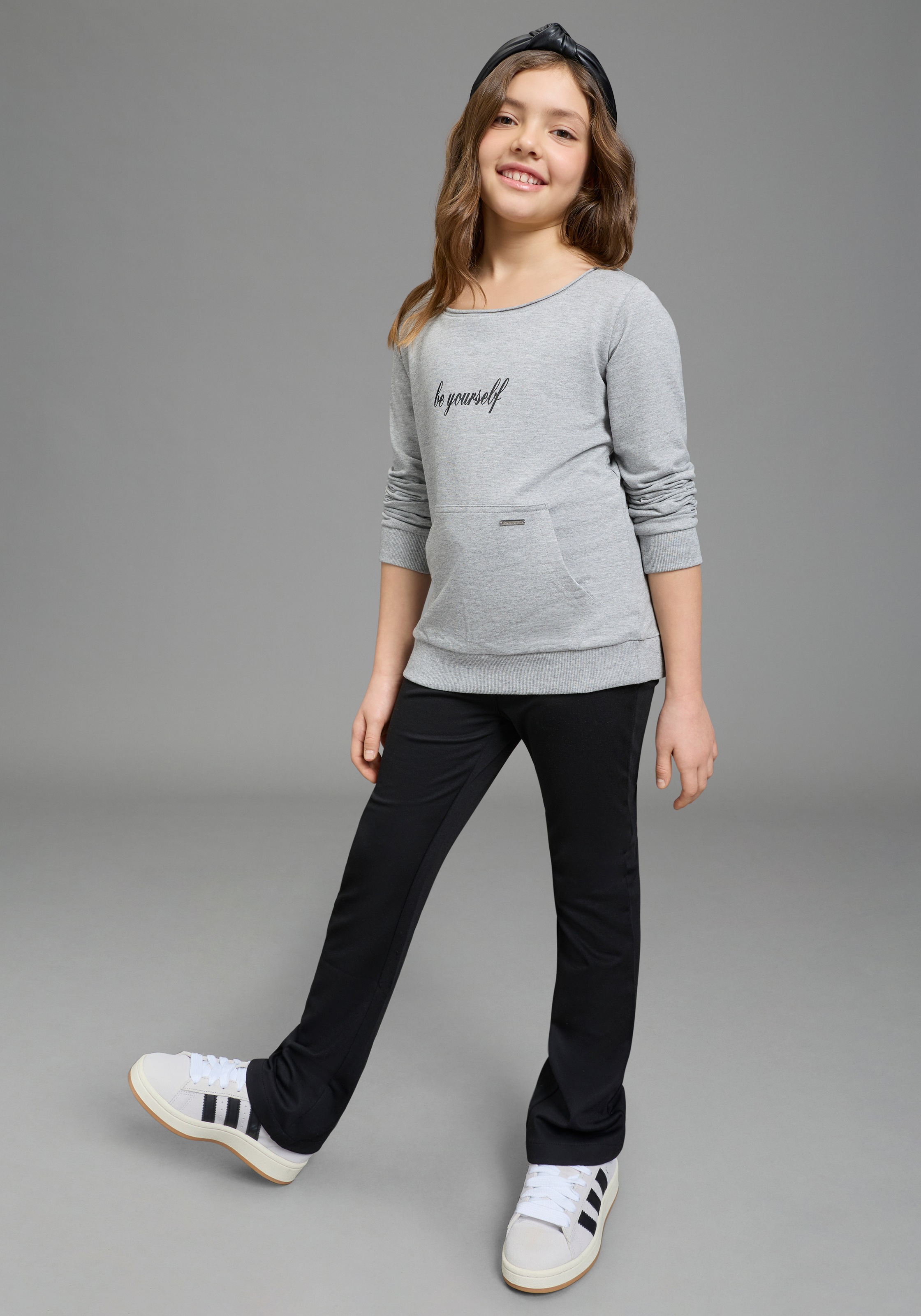 Bruno Banani Sweatshirt »mit lässigem Ausschnitt & Folienprint für Mädchen: BE YOURSELF«, für Mädchen, mit Glitzerdruck und Applikation, mit U-Boot-Ausschnitt
