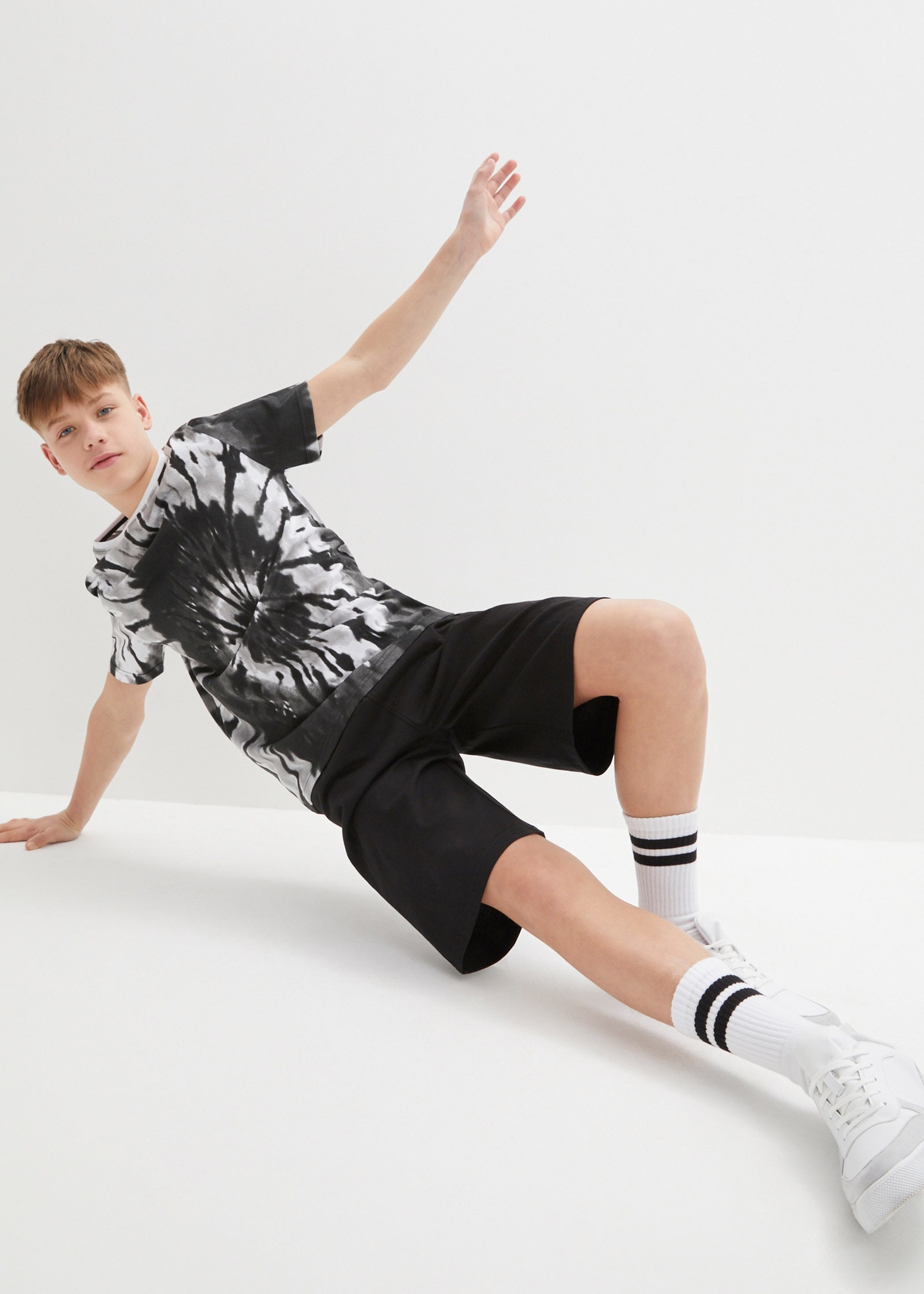 bonprix T-Shirt »T-Shirt und Jersey-Bermuda (2-tlg.Set) aus reiner Baumwolle« Set, 2 Stk. Regular Fit, Kurzarm, aus Baumwolle, im 2-teiligen Set