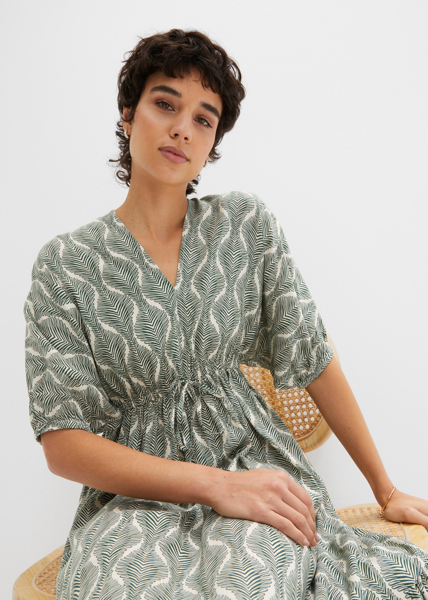 bonprix Midikleid »Midikleid aus fließender Viskose« Midikleid aus fließender Viskose