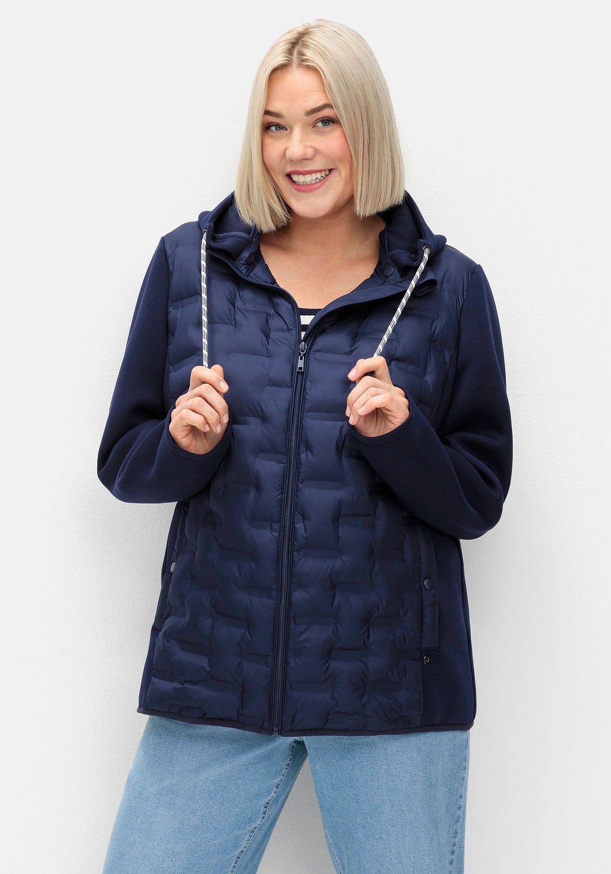 Sheego Steppjacke »Steppjacke im Materialmix, mit abnehmbarer Kapuze«