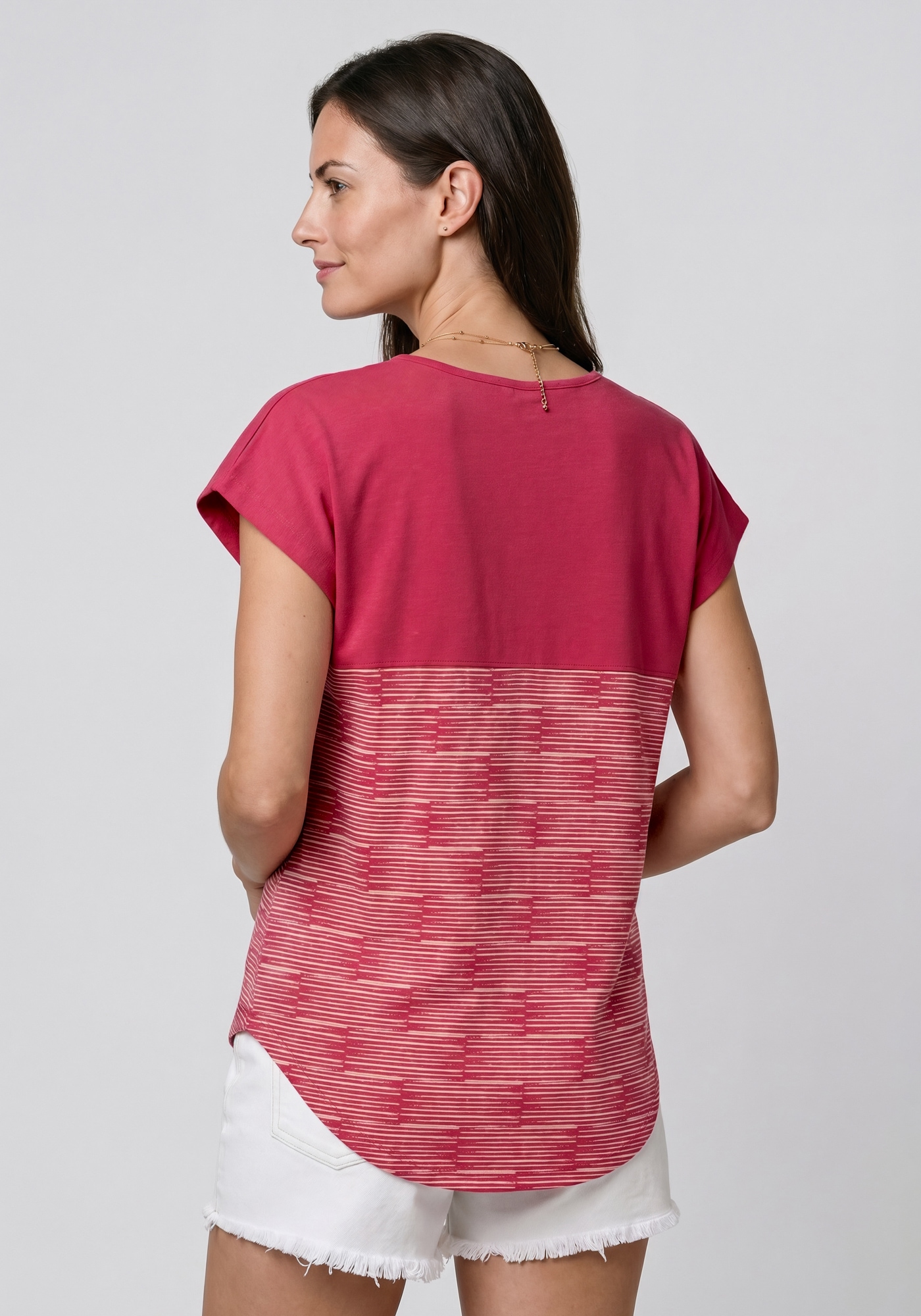 Alife & Kickin Rundhalsshirt »FridaAK B« vielseitiges Basic-Shirt mit Herzaufnäher und rundem Saum