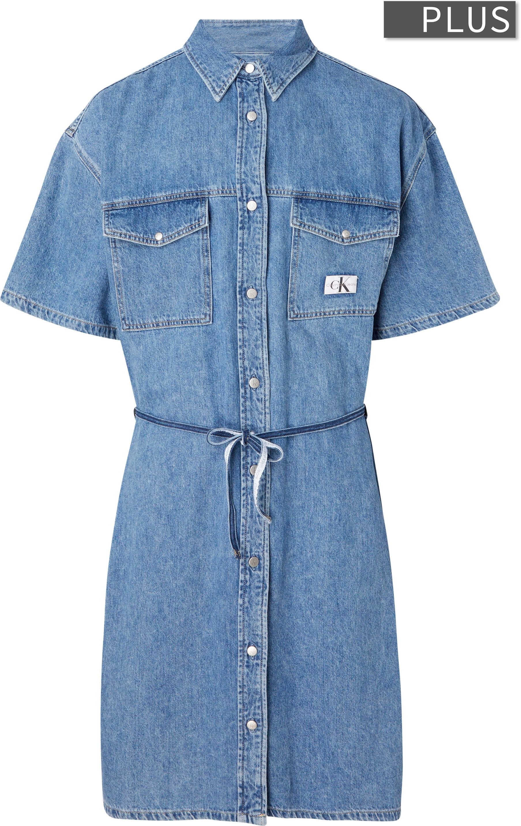 OTTO Jeanskleid, mit Jeans Calvin Logo-Badge Klein Klein Plus auf Online der Calvin Shop im Brusttasche kaufen