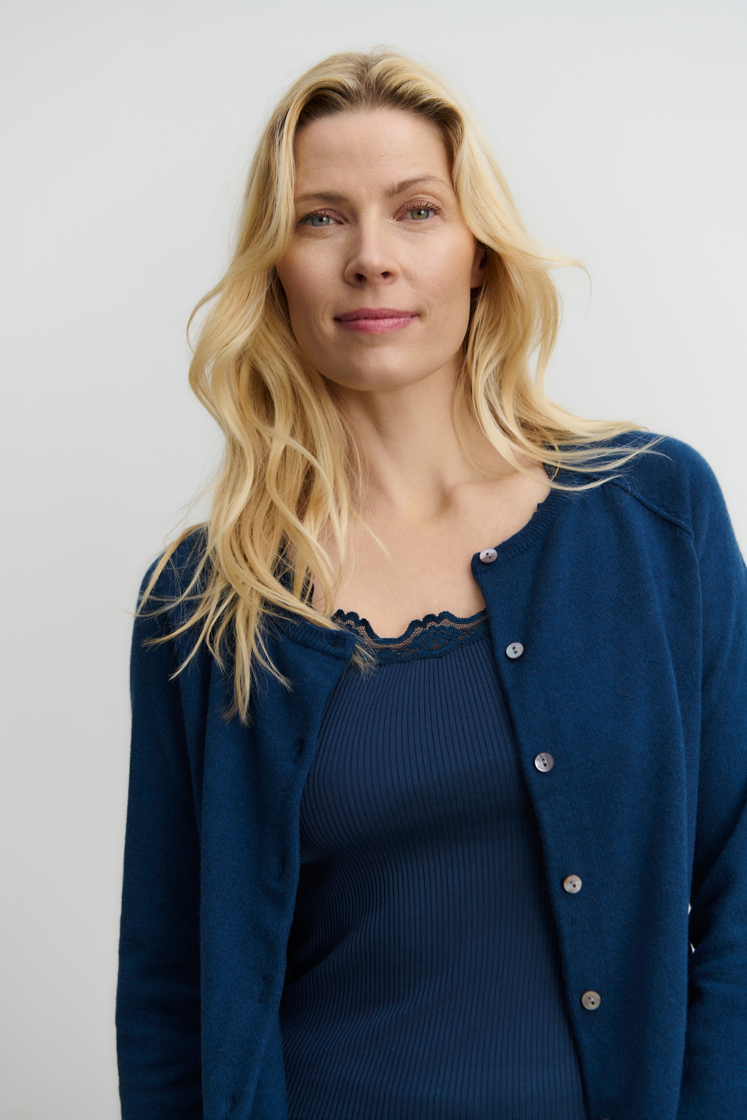 rosemunde Strickjacke »LAICA« Knöpfe als Verschluss, Rundhalsausschnitt, Schurwolle und Kaschmir