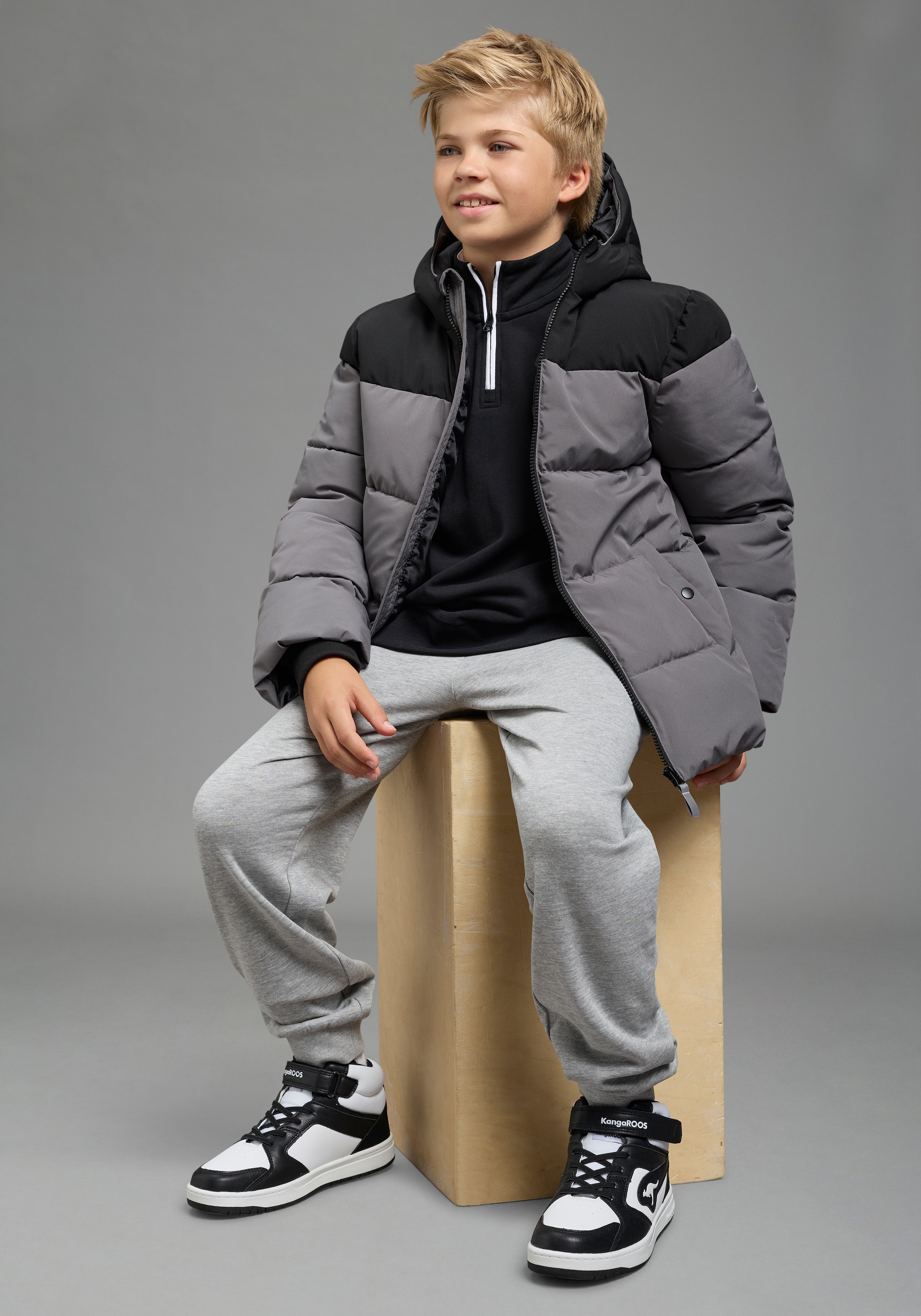 KangaROOS Outdoorjacke »Winterjacke von KangaROOS mit kontrastfarbigen Einsatz« mit Kapuze Warme Jacke mit Fleece-Innenfutter und gefütterter Kapuzenfütterung