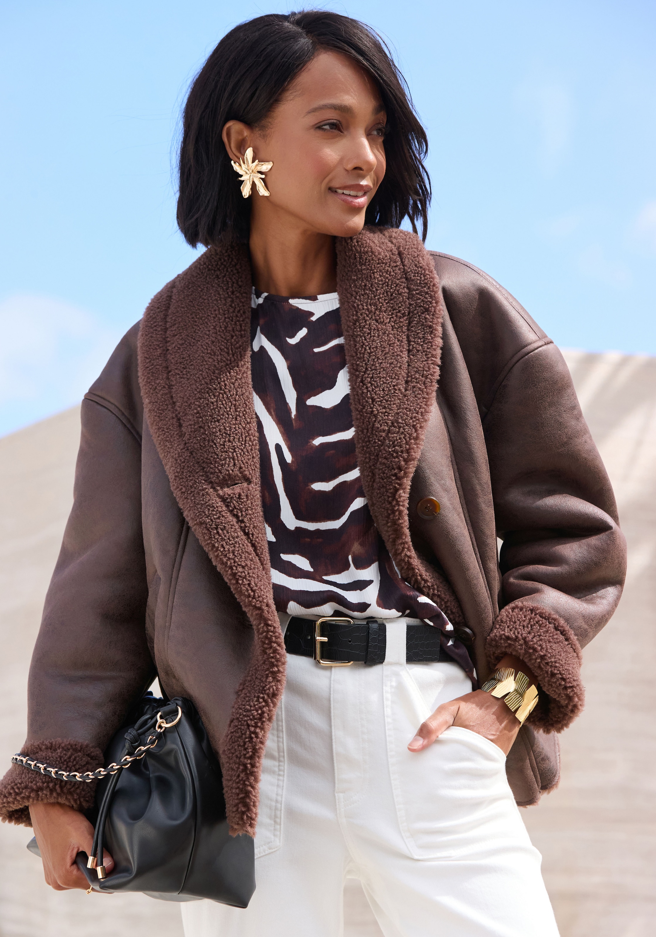 LASCANA Lederimitatjacke »mit weichem Teddyfutter und Knopfleiste« Kuschelige Übergangsjacke, Herbstjacke aus Kunstleder, Lammkunstfell