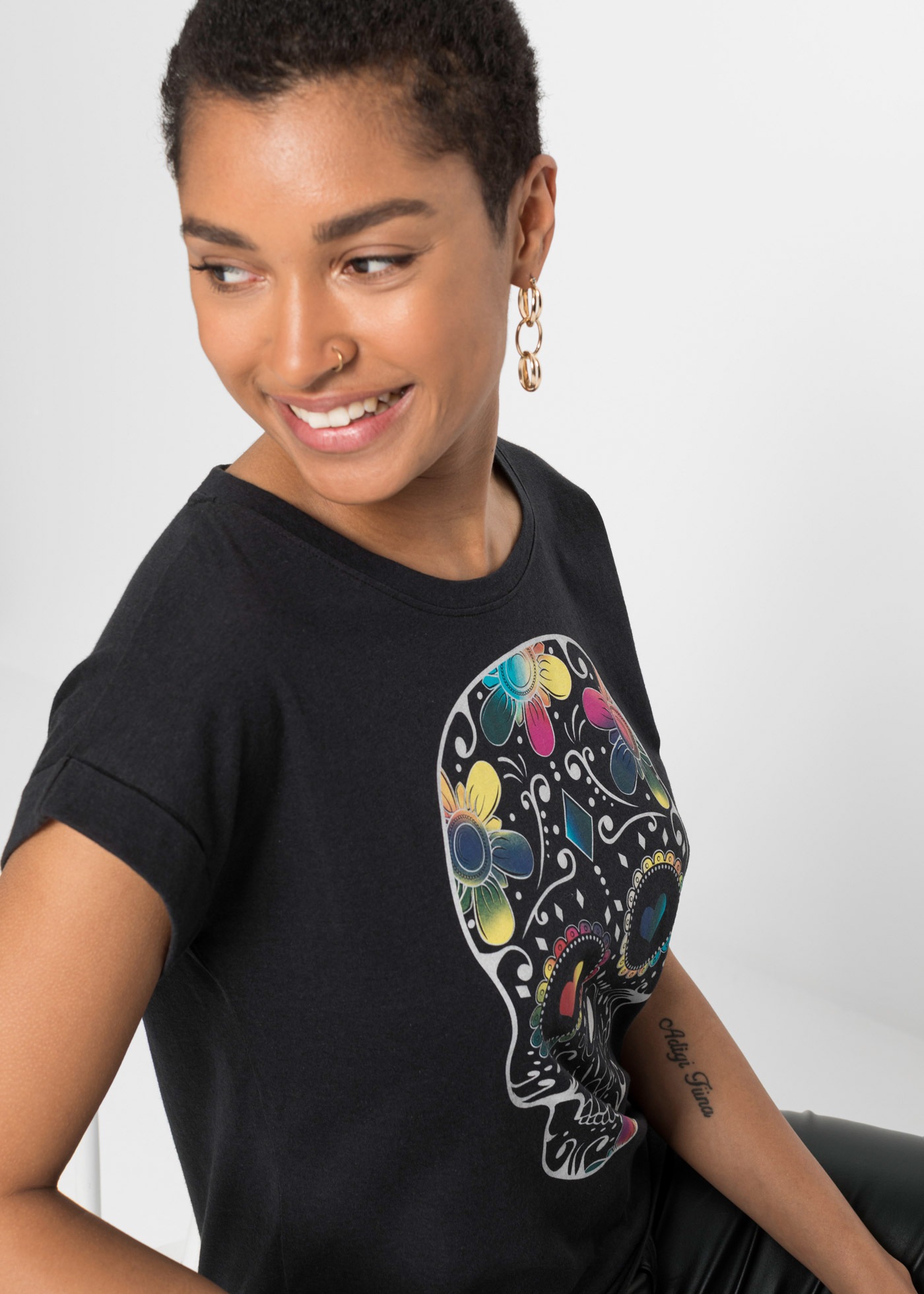 bonprix T-Shirt bequeme Passform, Kurzarm-Design, aus Baumwolle und Viskose