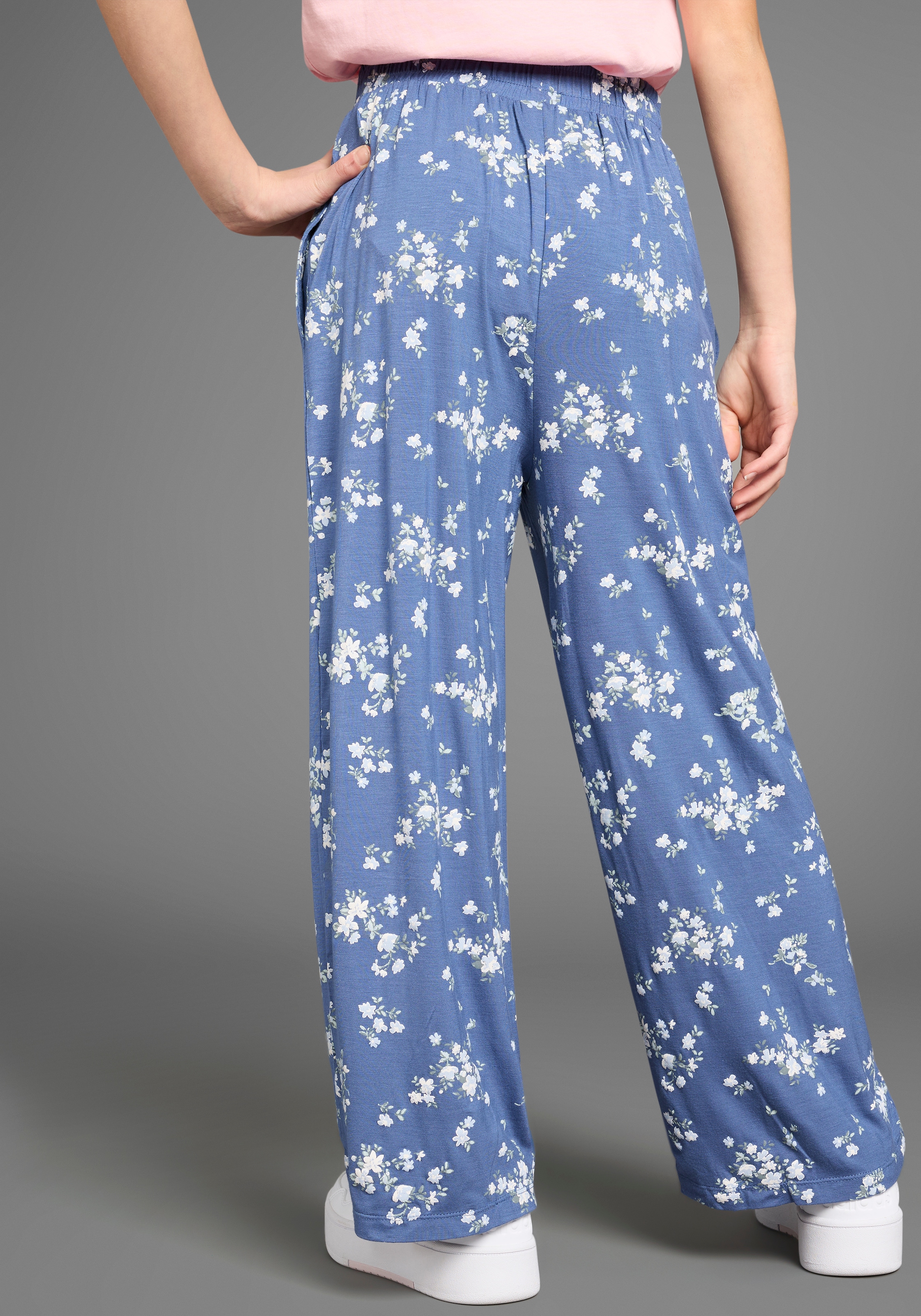 KIDSWORLD Schlupfhose »Viskose-Hose im Blumenmuster«, Trendige Hose mit Blumenmuster